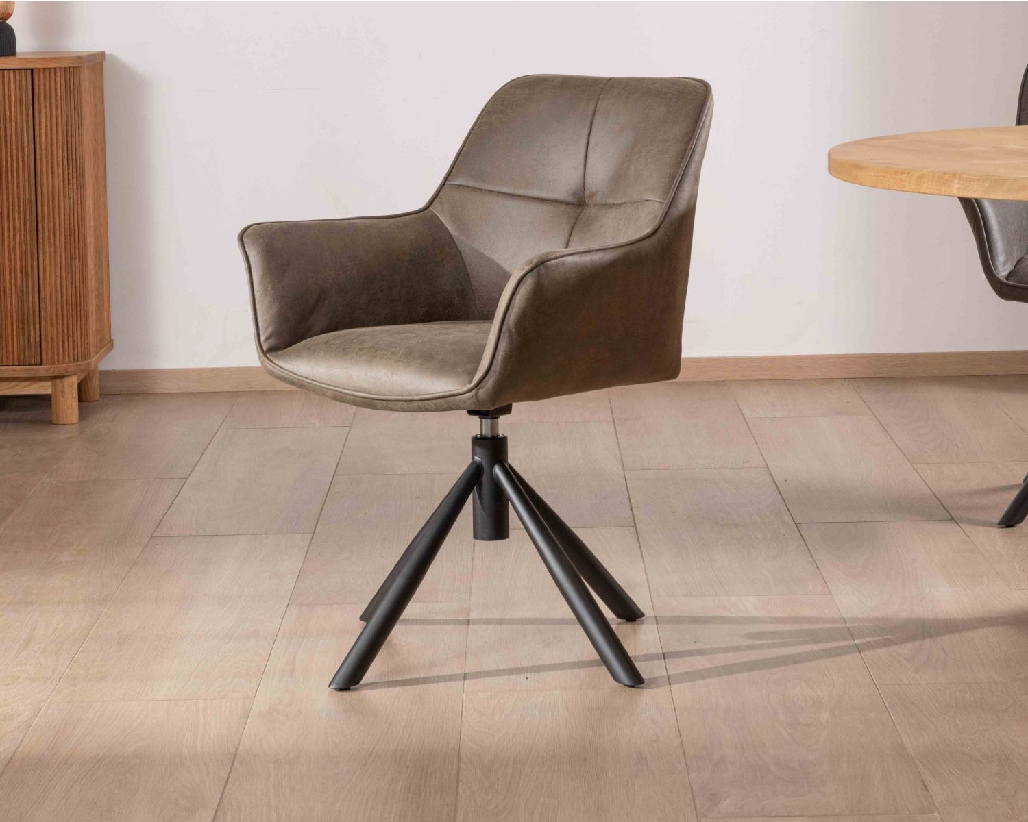 Set di 2 sedie "Ritchey" con braccioli su base girevole in tessuto microfibra kaki