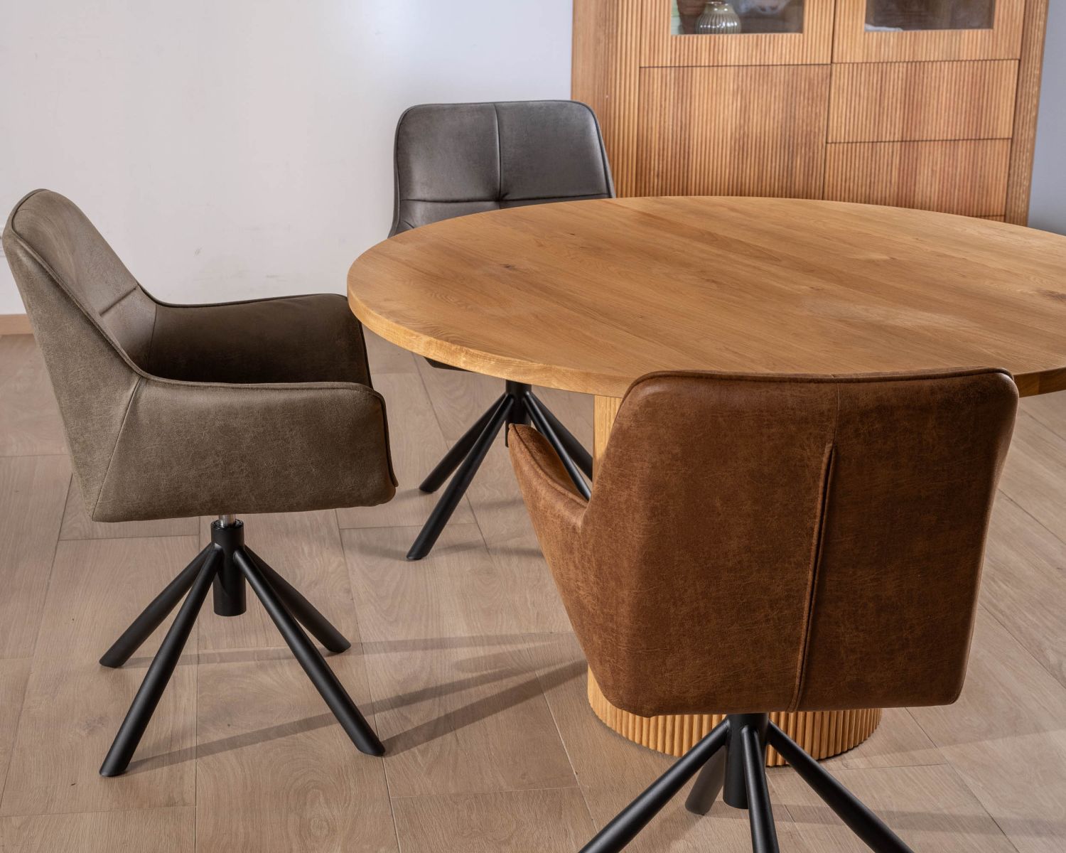 Tavolino rotondo da 130 cm con gamba centrale scanalata "Winton" in stile retrò