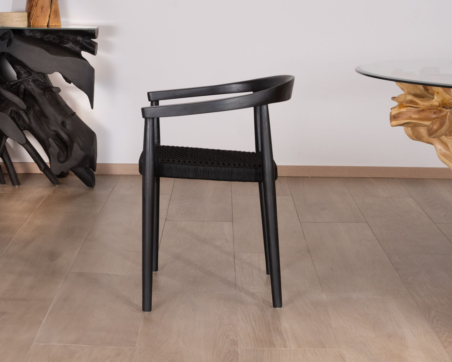 Set di 4 eleganti sedie "Tiska" in legno nero e corda intrecciata