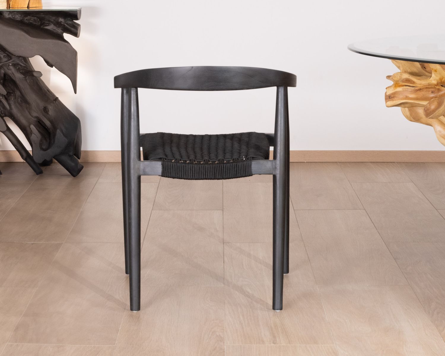 Set di 4 eleganti sedie "Tiska" in legno nero e corda intrecciata