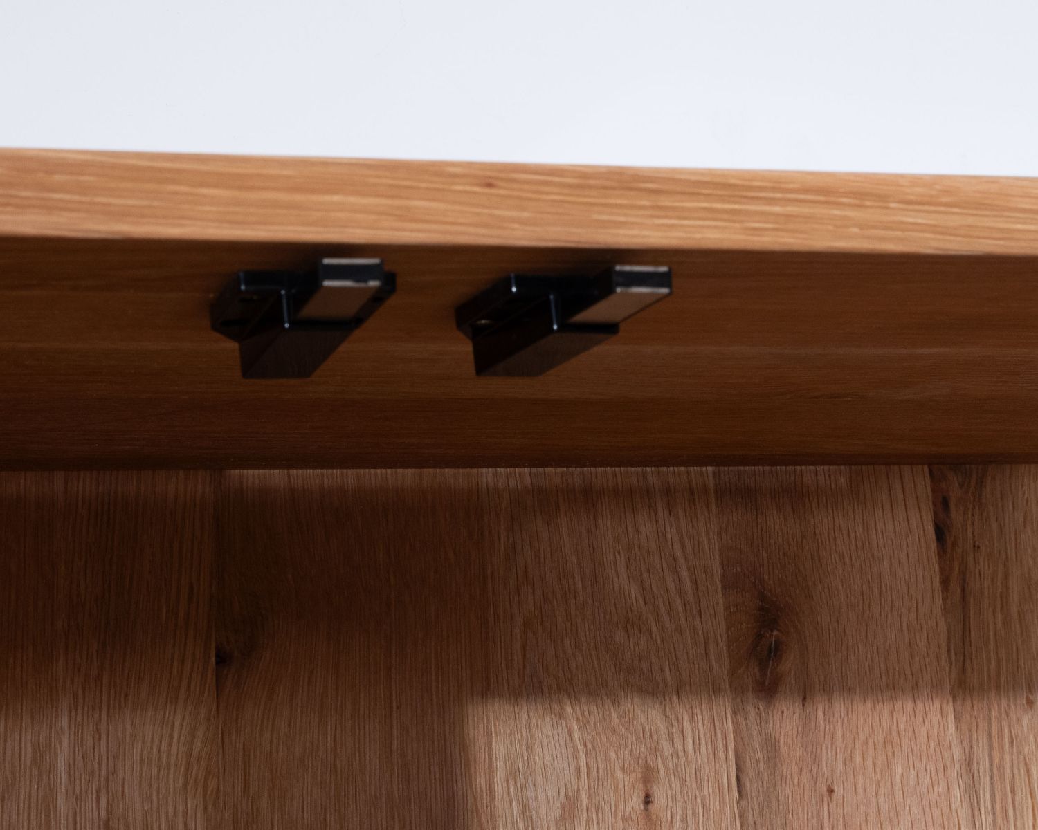 Vetrina con 2 cassetti bassi in stile "Winton" in rovere oliato con effetto goffrato