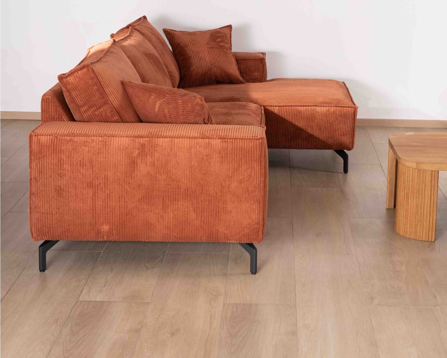 Divano angolare in velluto a coste con meridienne "Pueblo" in una scelta di sensi e di colori