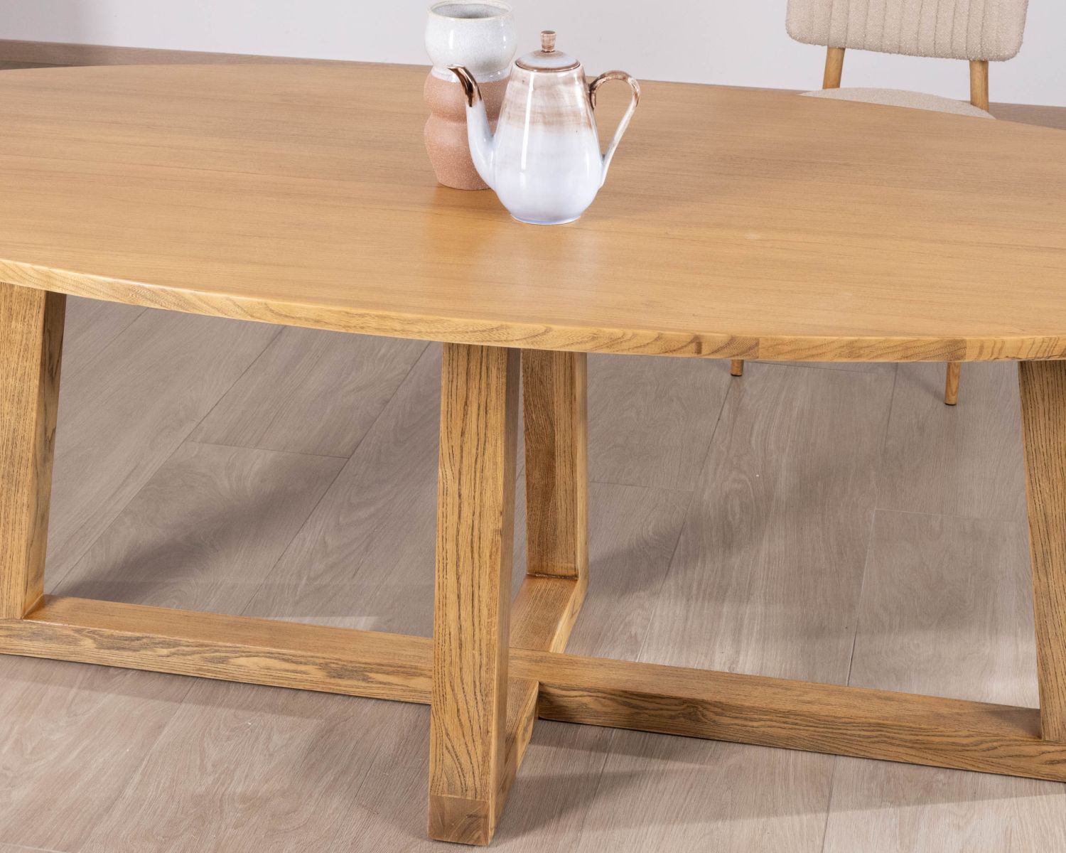 Tavolo da pranzo ellittico in legno da 220 cm "Calypso" con gambe a trapezio