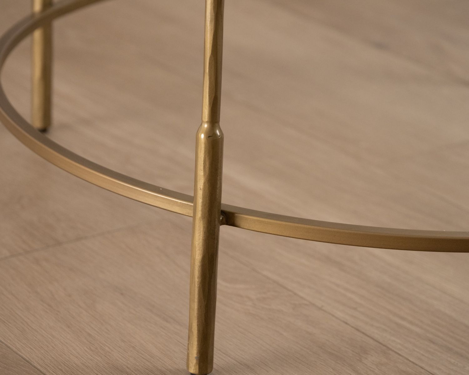 Tavolino rotondo da 90 cm in ottone dorato con piano in vetro "Gilt Antique" in stile contemporary chic