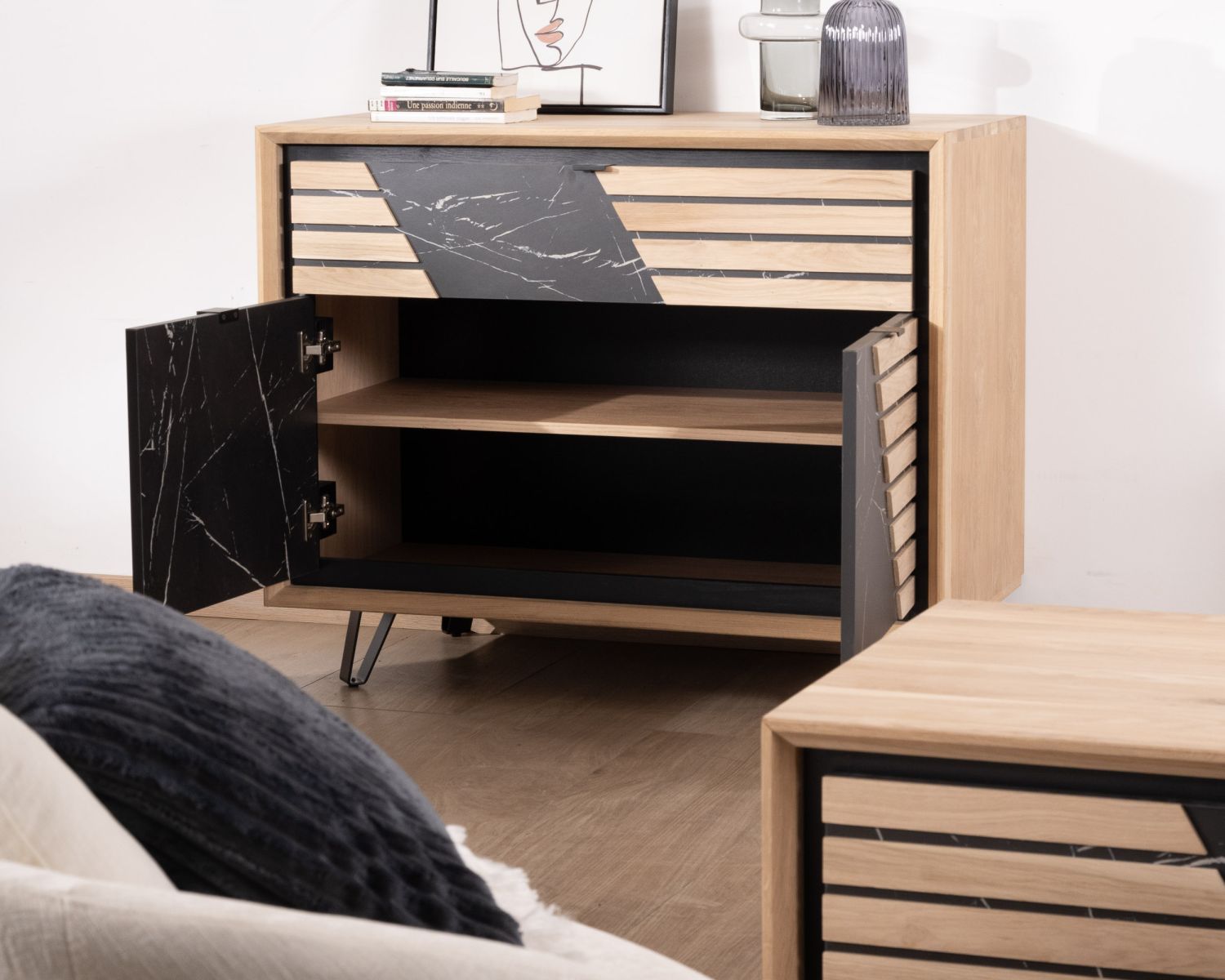 Contenitore grafico "Storia" in rovere sbiancato e decoro in marmo