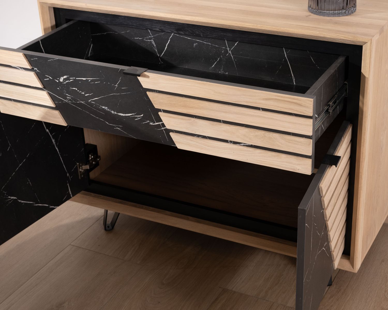 Contenitore grafico "Storia" in rovere sbiancato e decoro in marmo