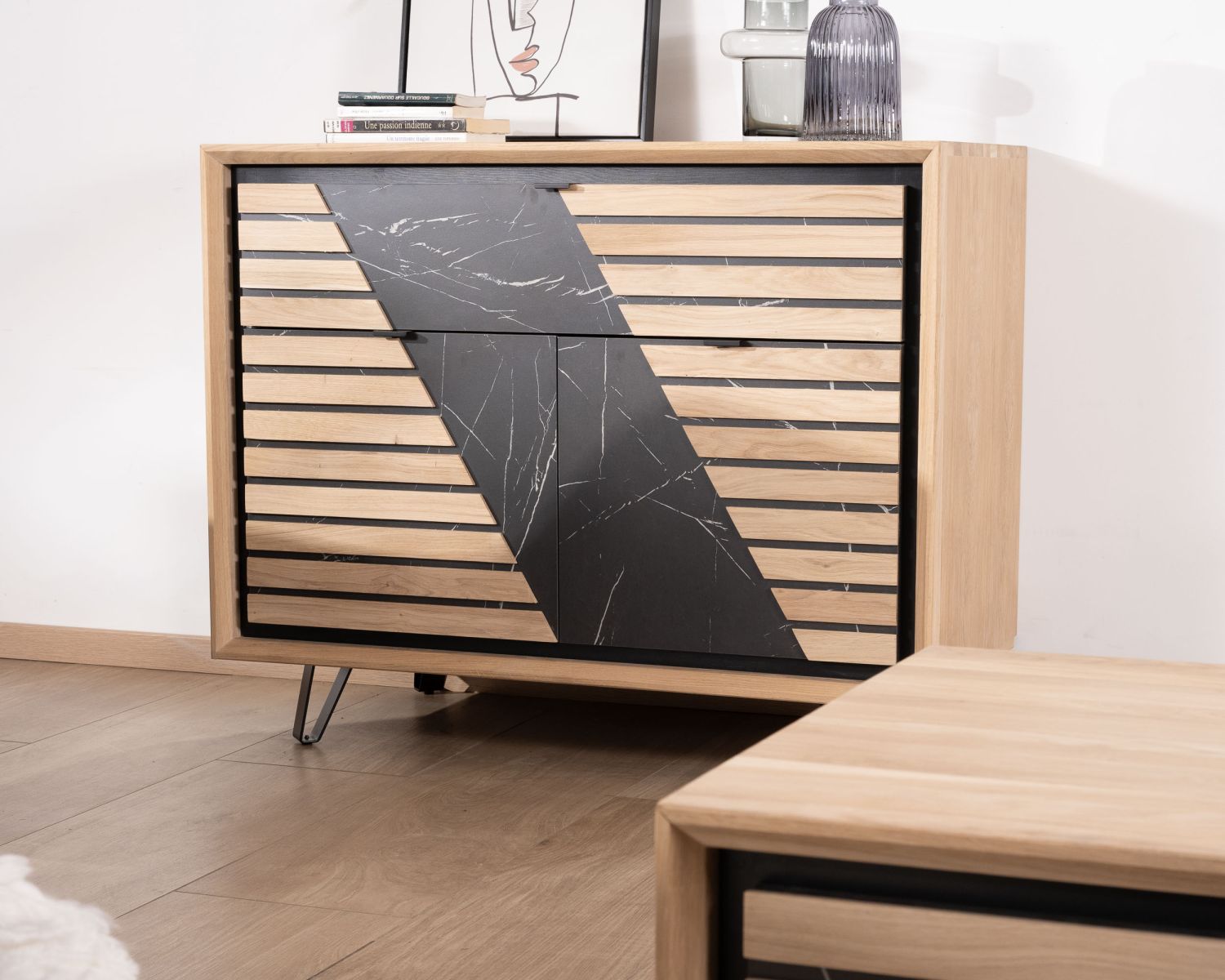 Contenitore grafico "Storia" in rovere sbiancato e decoro in marmo