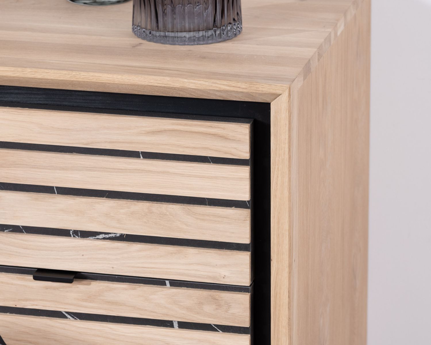 Contenitore grafico "Storia" in rovere sbiancato e decoro in marmo