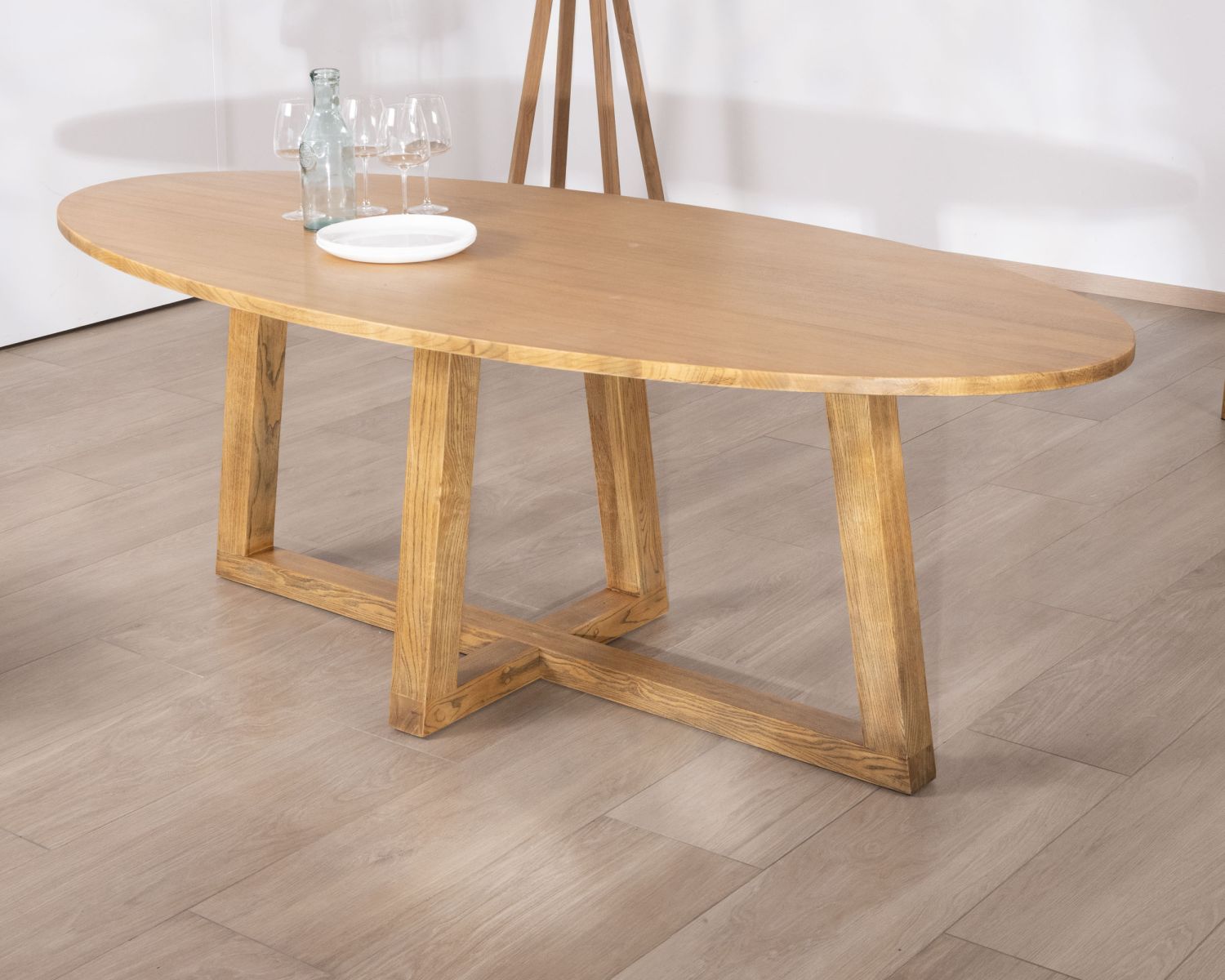Tavolo da pranzo ellittico in legno da 220 cm "Calypso" con gambe a trapezio