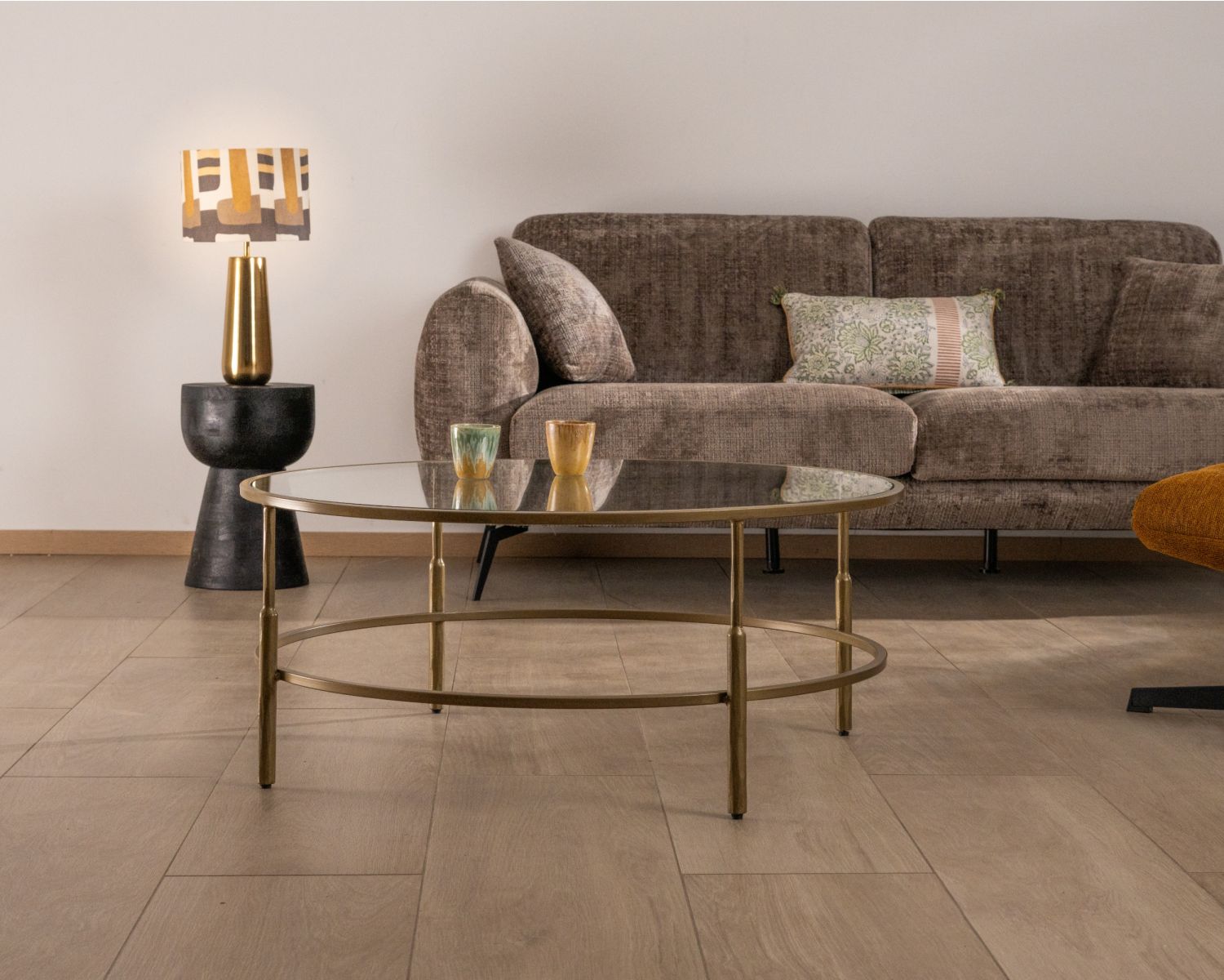Tavolino rotondo da 90 cm in ottone dorato con piano in vetro "Gilt Antique" in stile contemporary chic