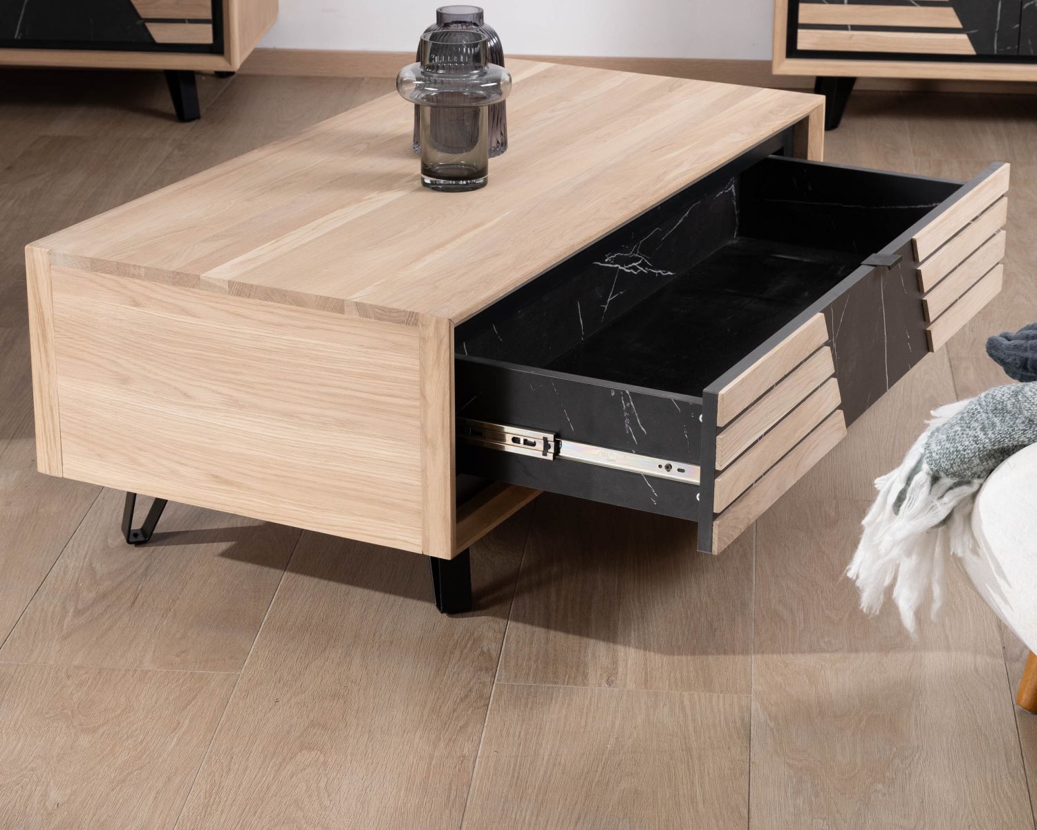 Tavolino rettangolare a 1 cassetto in rovere sbiancato con frontale effetto marmo "Storia"