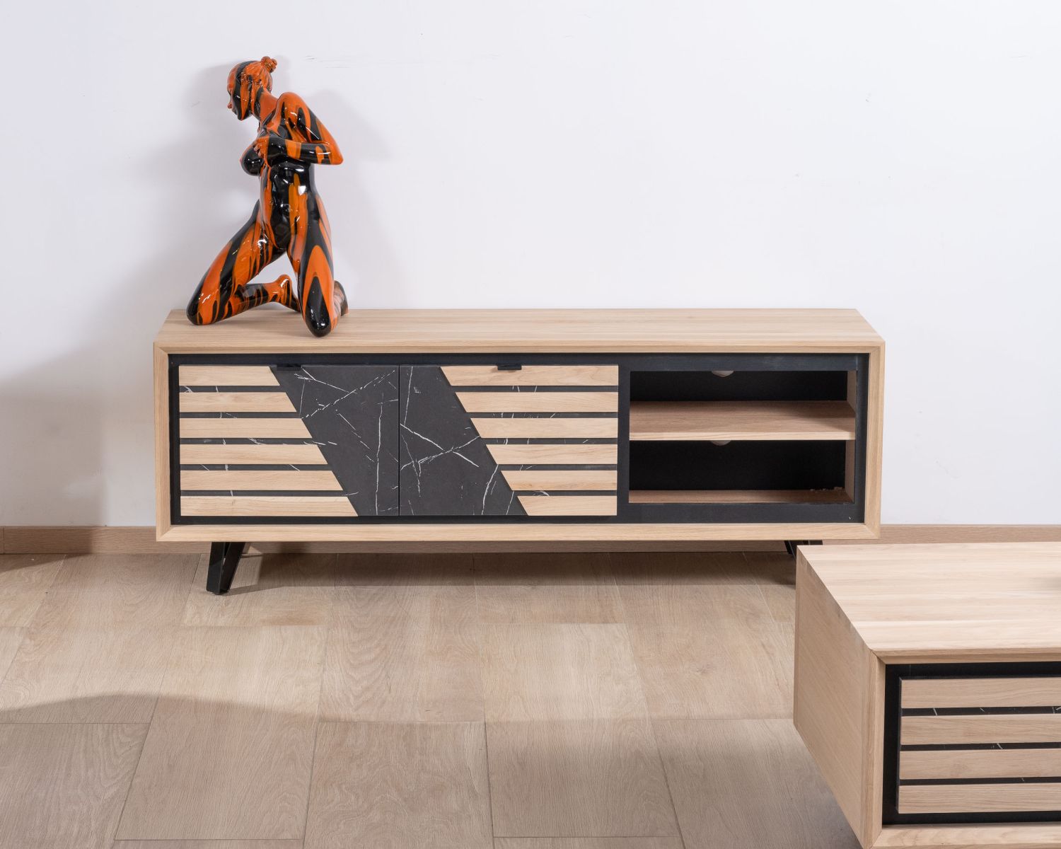 Mobile TV da 150 cm con frontale effetto marmo "Storia" in rovere bianco e metallo