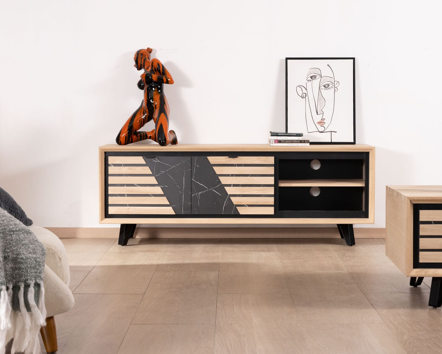 Mobile TV da 150 cm con frontale effetto marmo "Storia" in rovere bianco e metallo