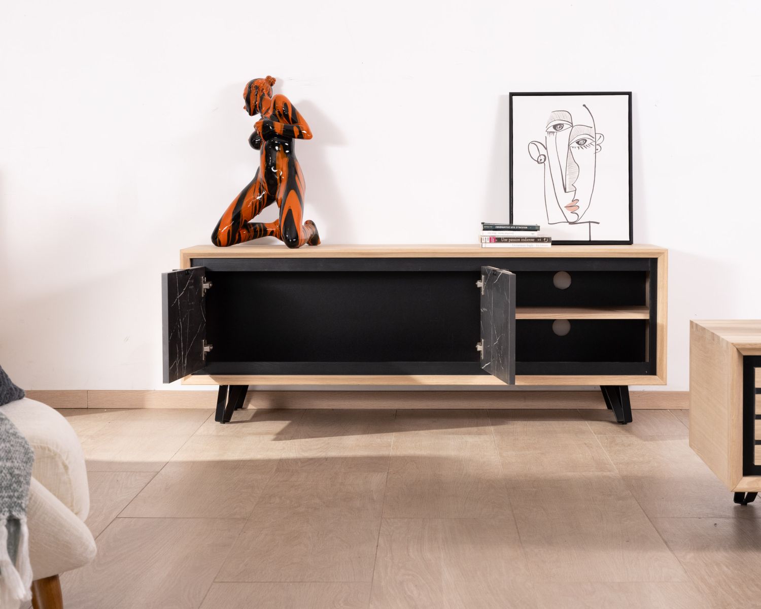 Mobile TV da 150 cm con frontale effetto marmo "Storia" in rovere bianco e metallo