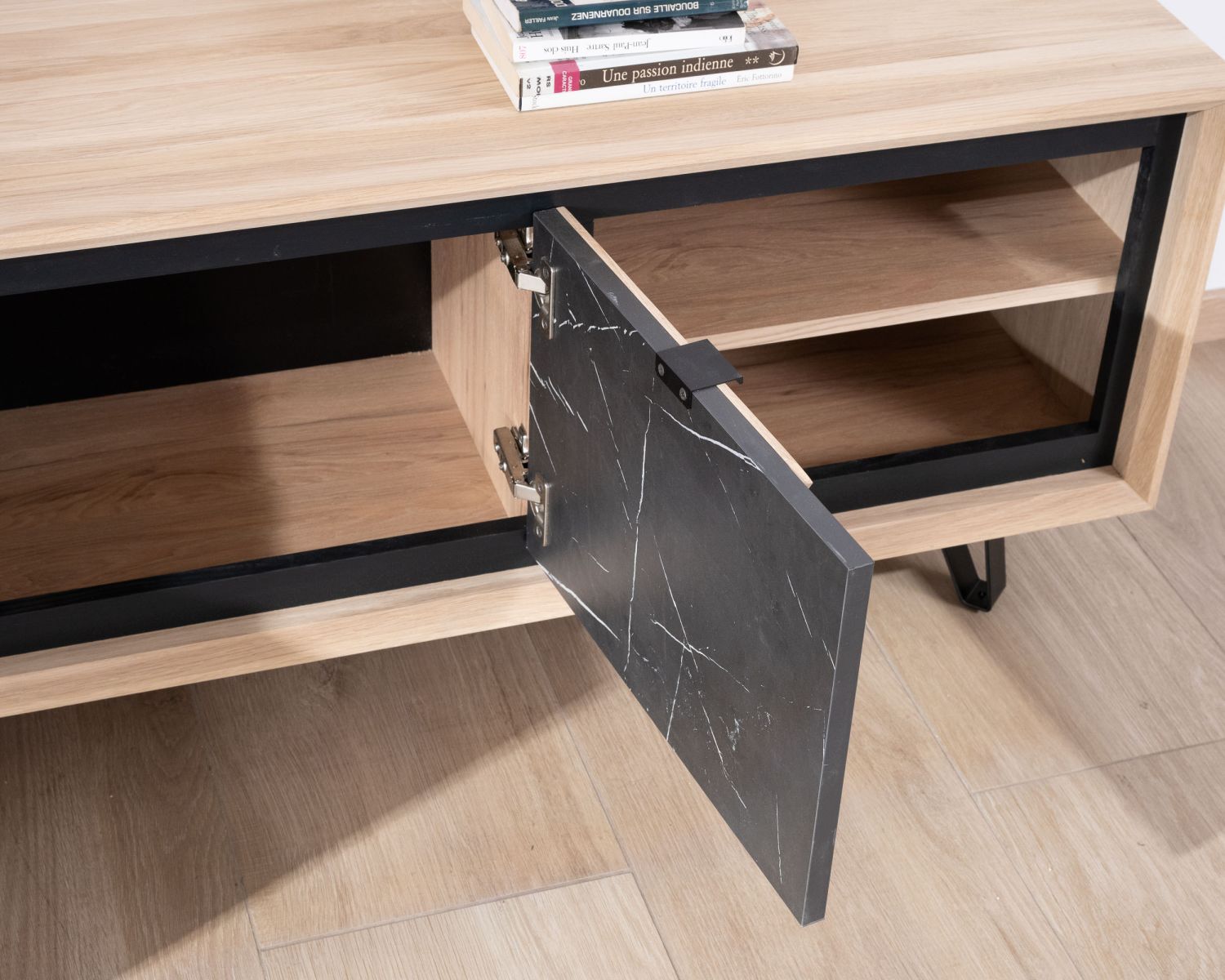 Mobile TV da 150 cm con frontale effetto marmo "Storia" in rovere bianco e metallo