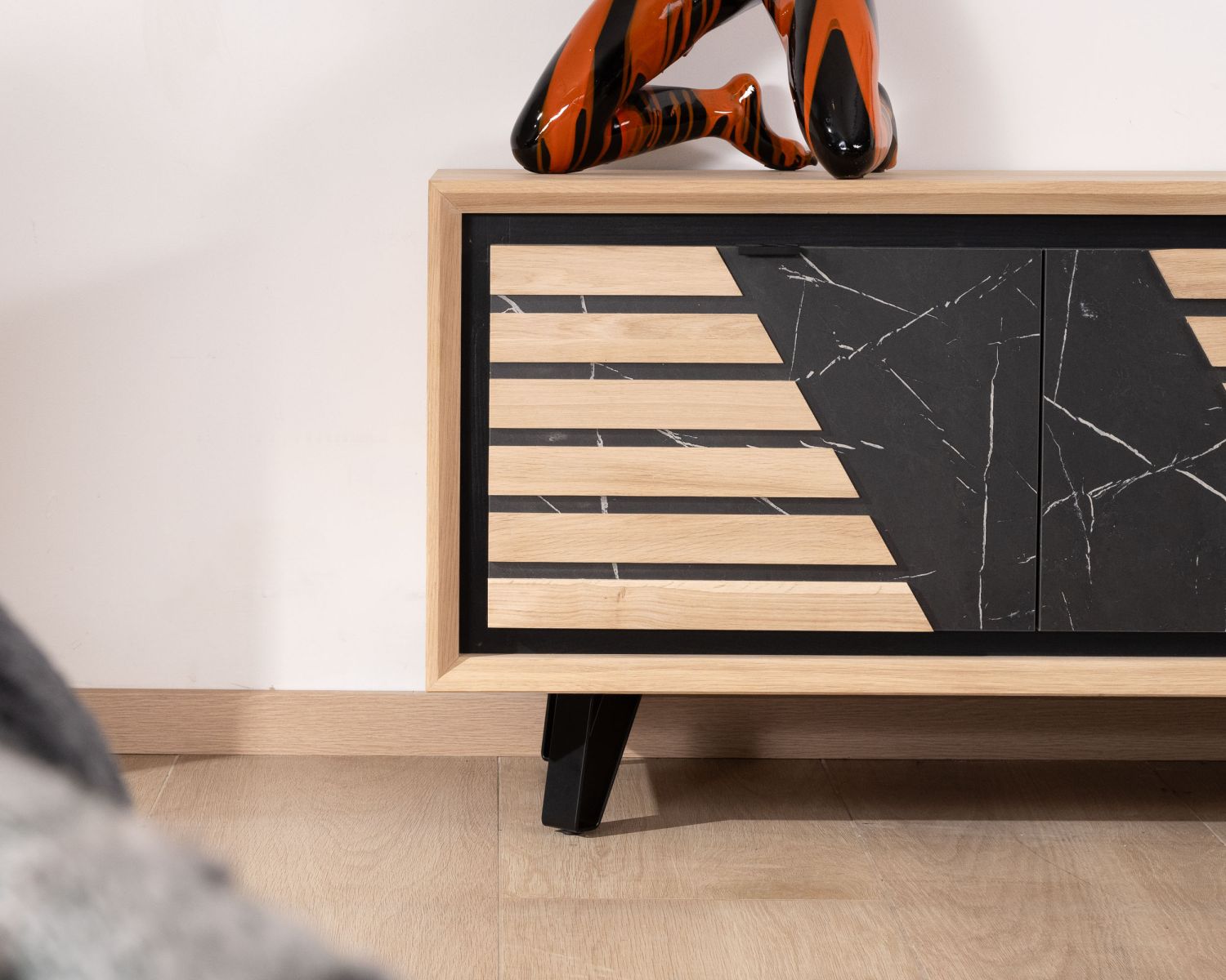 Mobile TV da 150 cm con frontale effetto marmo "Storia" in rovere bianco e metallo