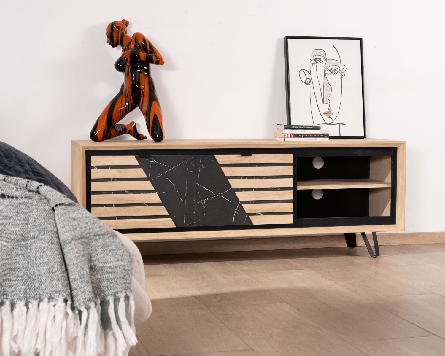 Mobile TV da 150 cm con frontale effetto marmo "Storia" in rovere bianco e metallo