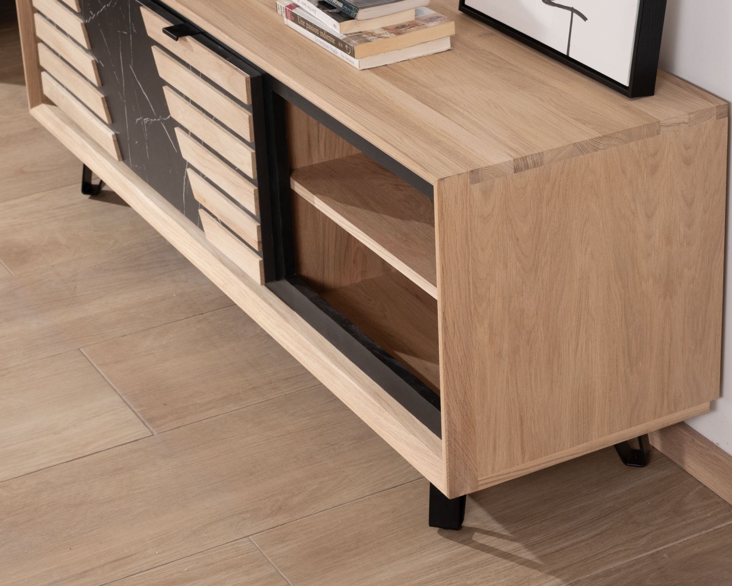 Mobile TV da 150 cm con frontale effetto marmo "Storia" in rovere bianco e metallo