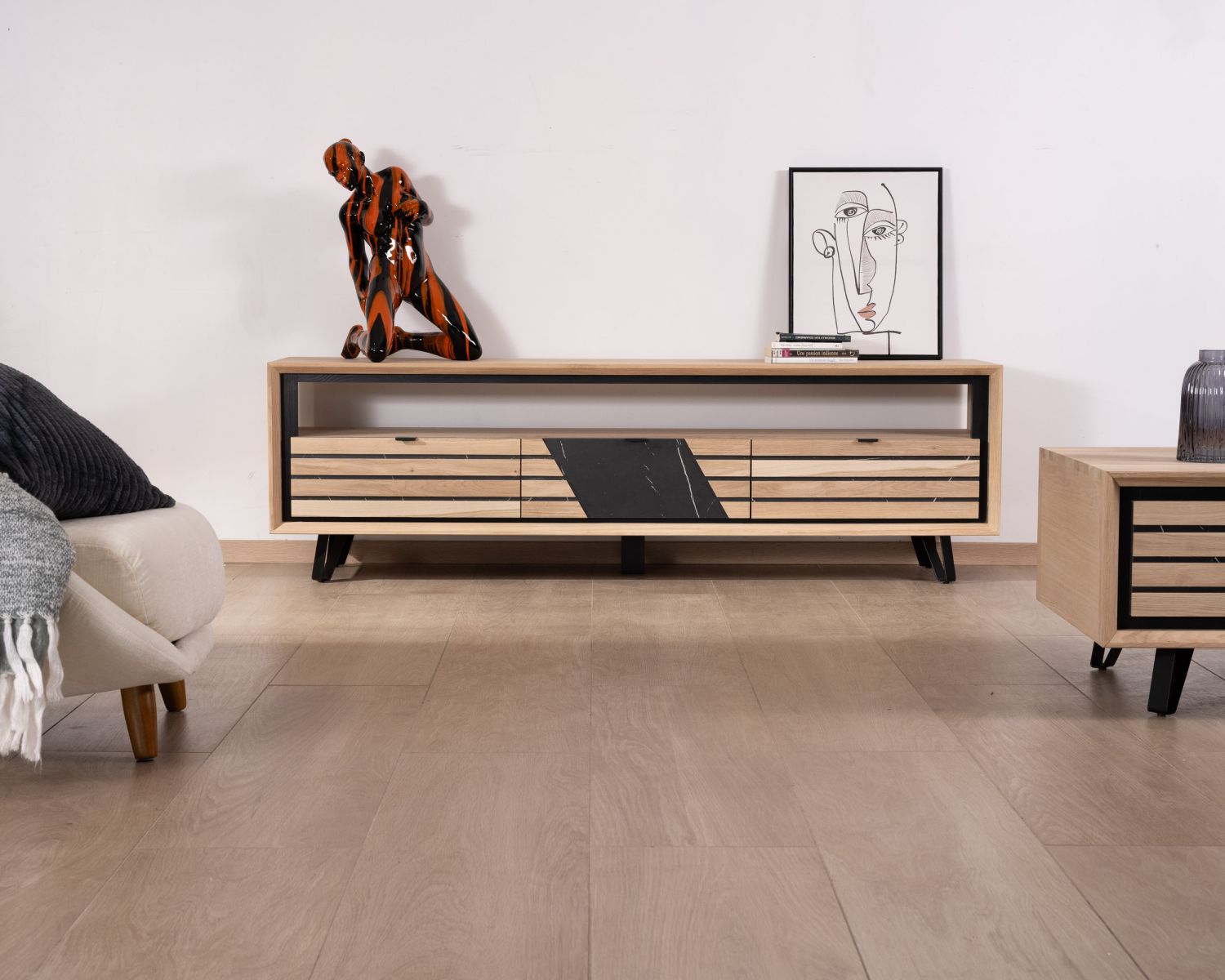 Mobile TV 180 cm in rovere bianco e metallo "Storia" con frontale effetto marmo