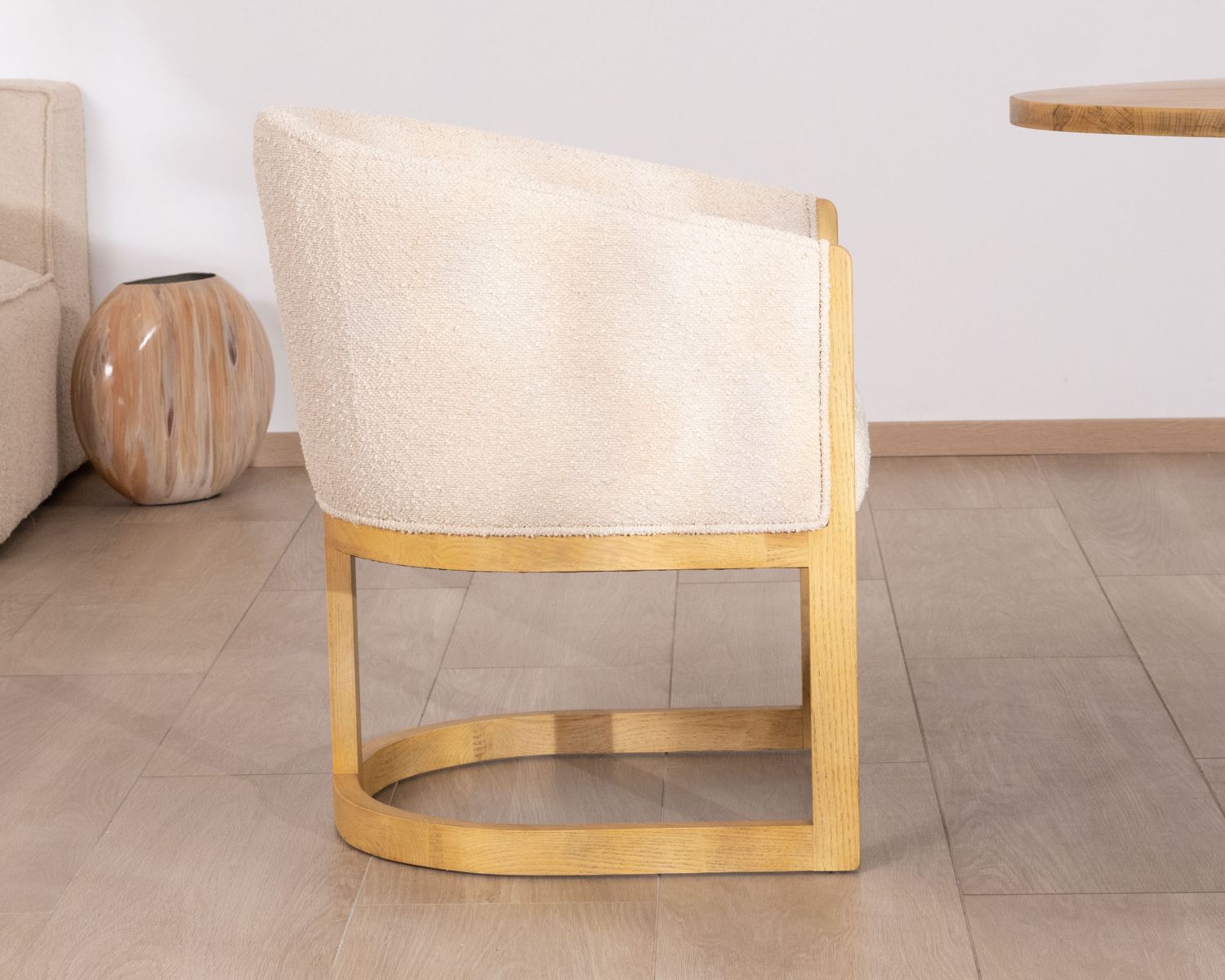 Sedia da pranzo avvolgente e retrò chic "Isadora" in tessuto e legno beige 