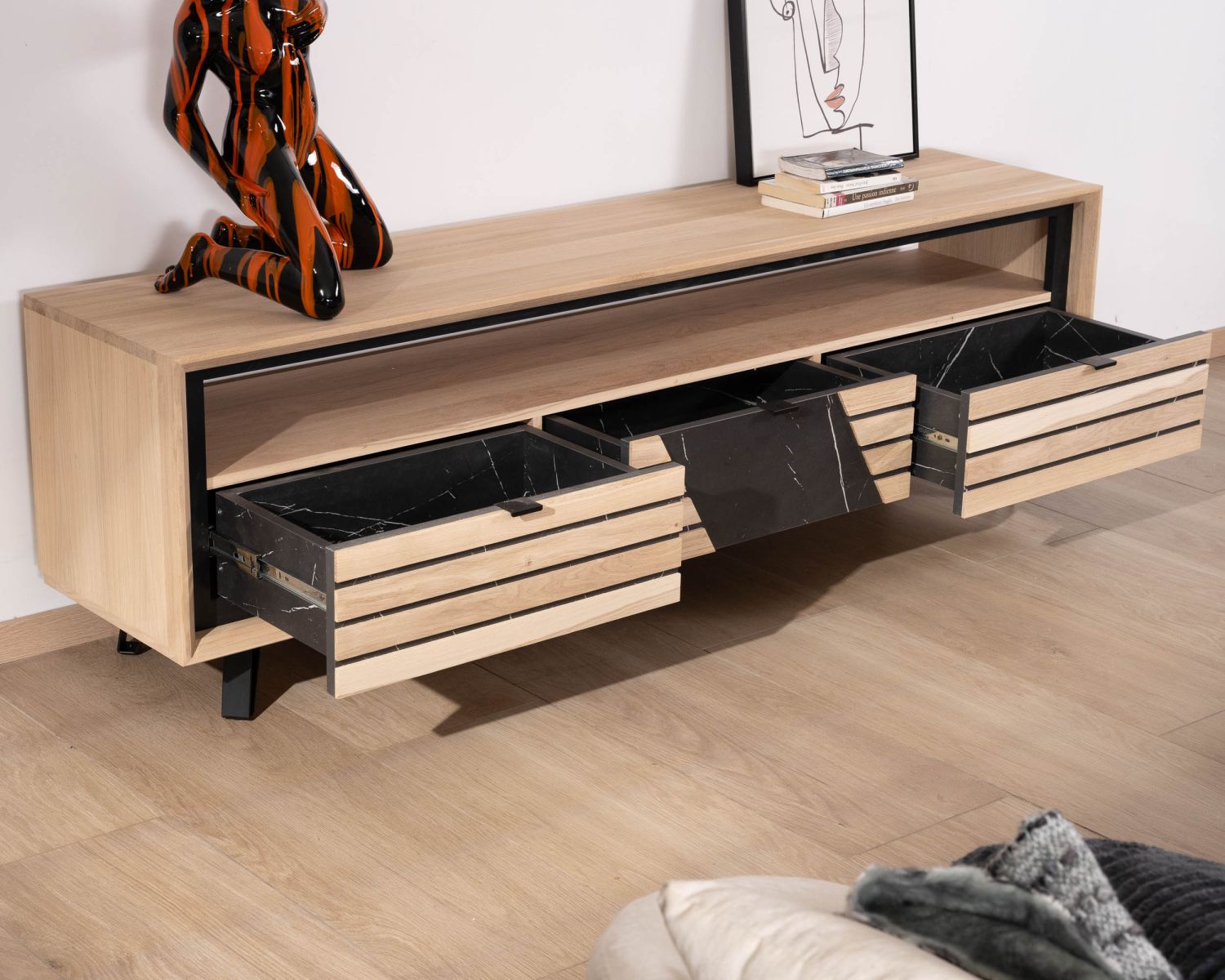 Mobile TV 180 cm in rovere bianco e metallo "Storia" con frontale effetto marmo