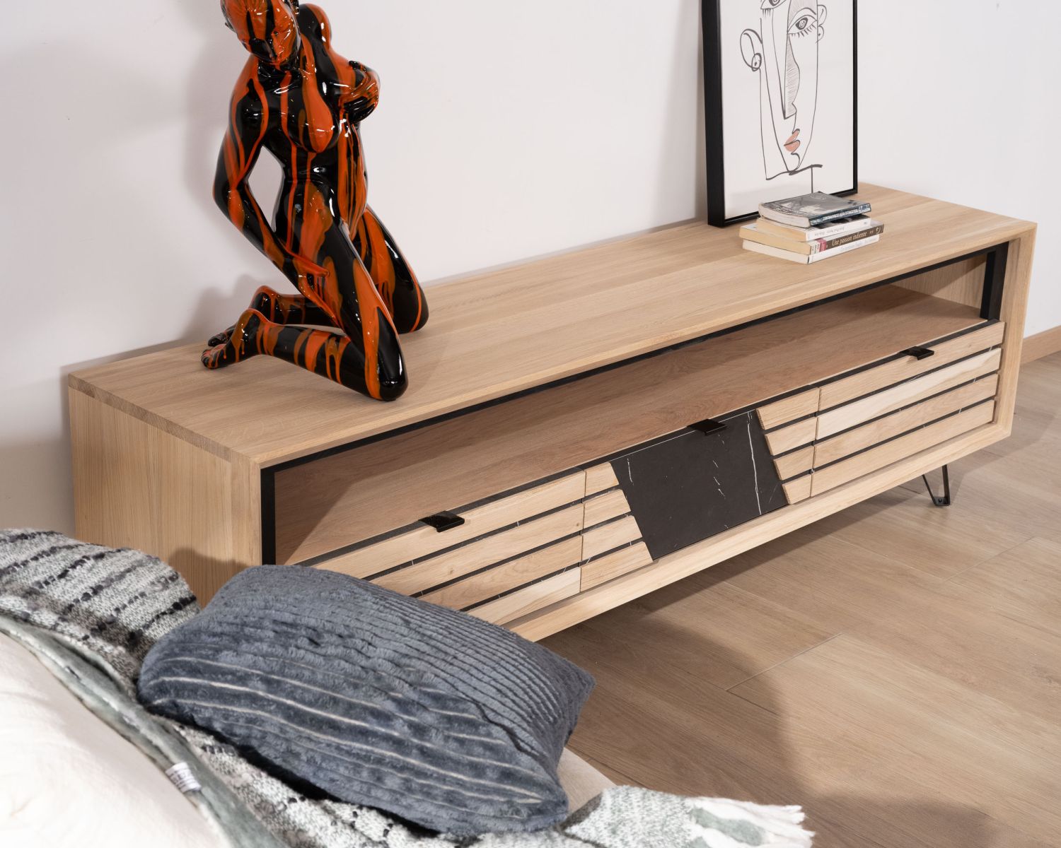 Mobile TV 180 cm in rovere bianco e metallo "Storia" con frontale effetto marmo