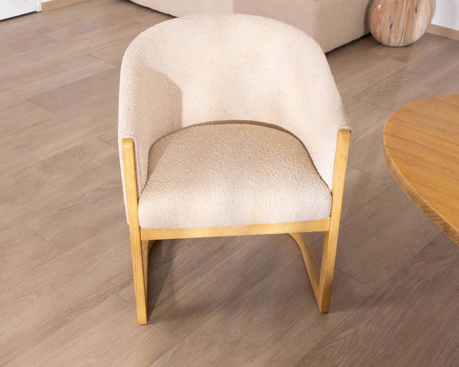 Sedia da pranzo avvolgente e retrò chic "Isadora" in tessuto e legno beige 
