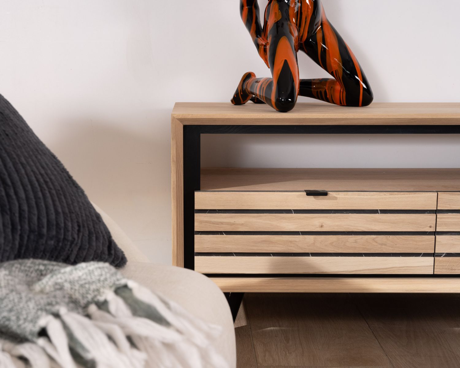 Mobile TV 180 cm in rovere bianco e metallo "Storia" con frontale effetto marmo