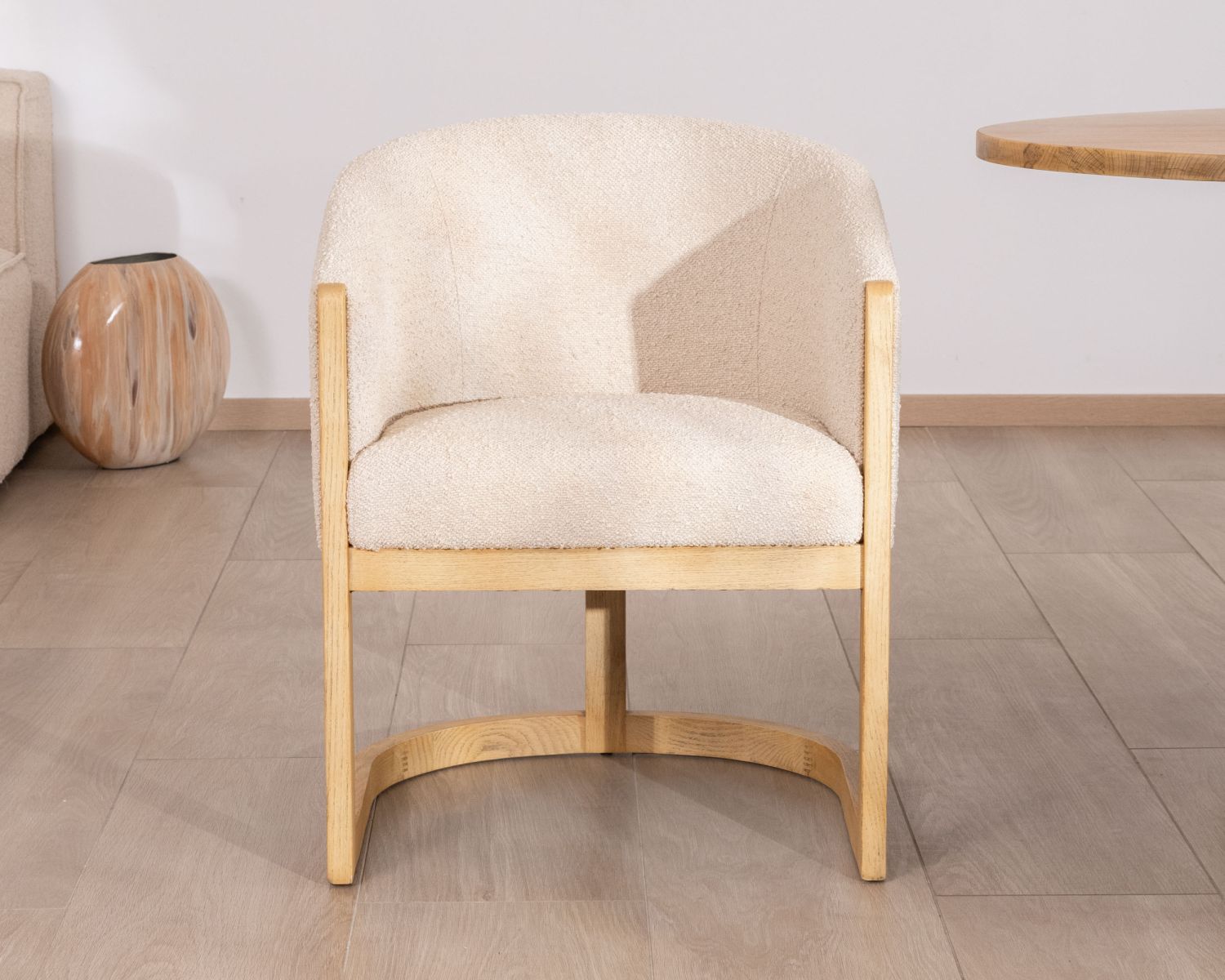 Sedia da pranzo avvolgente e retrò chic "Isadora" in tessuto e legno beige 