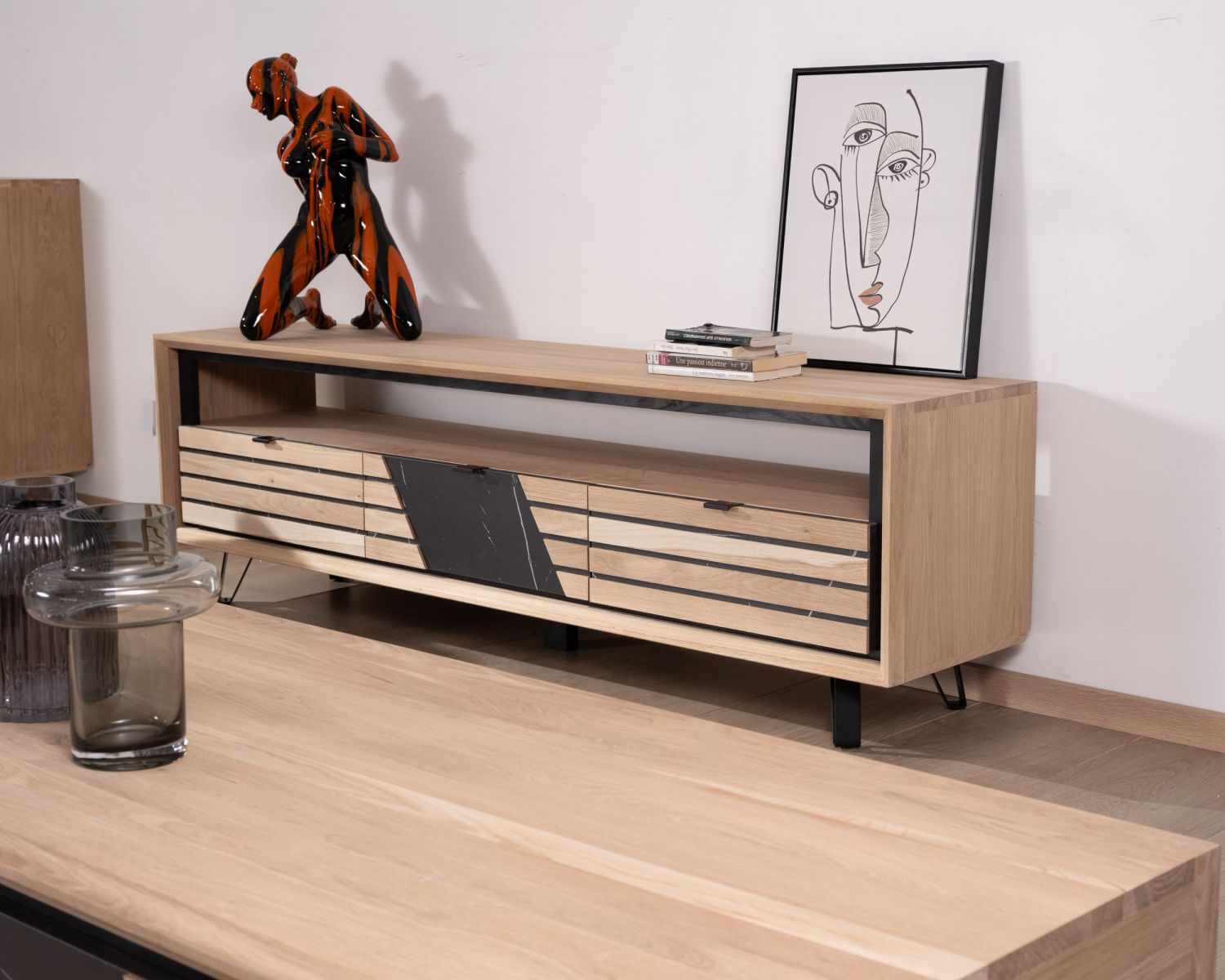 Mobile TV 180 cm in rovere bianco e metallo "Storia" con frontale effetto marmo