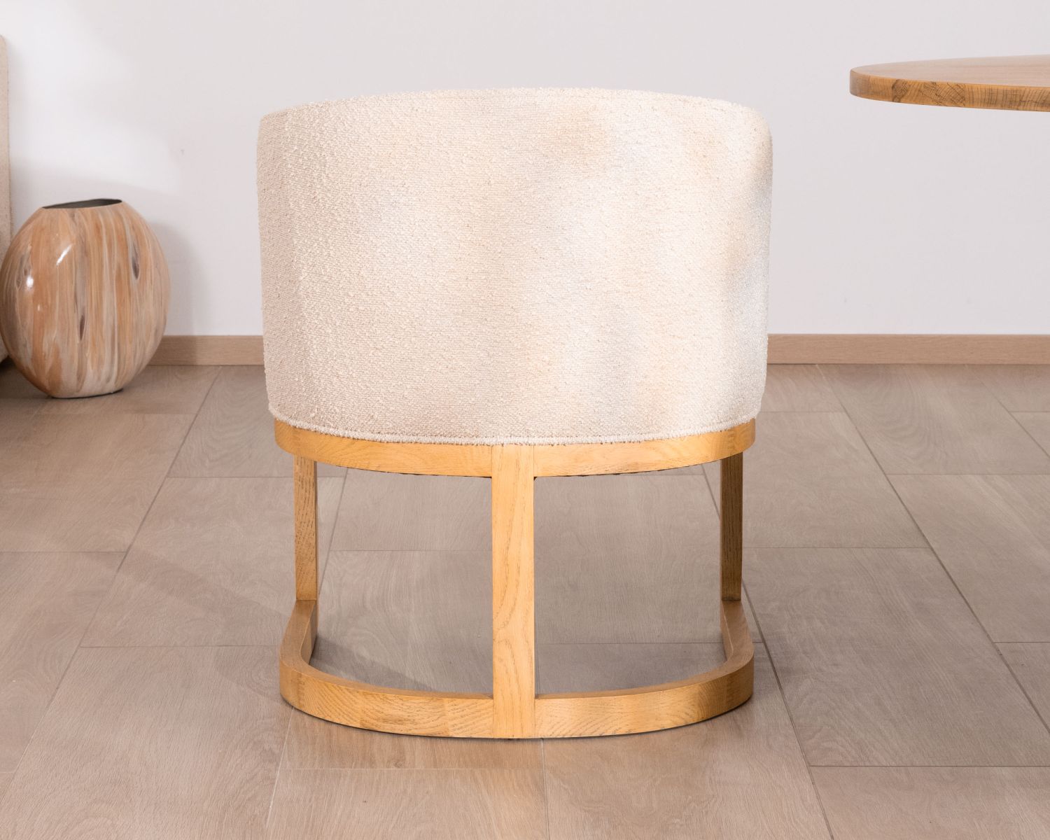 Sedia da pranzo avvolgente e retrò chic "Isadora" in tessuto e legno beige 