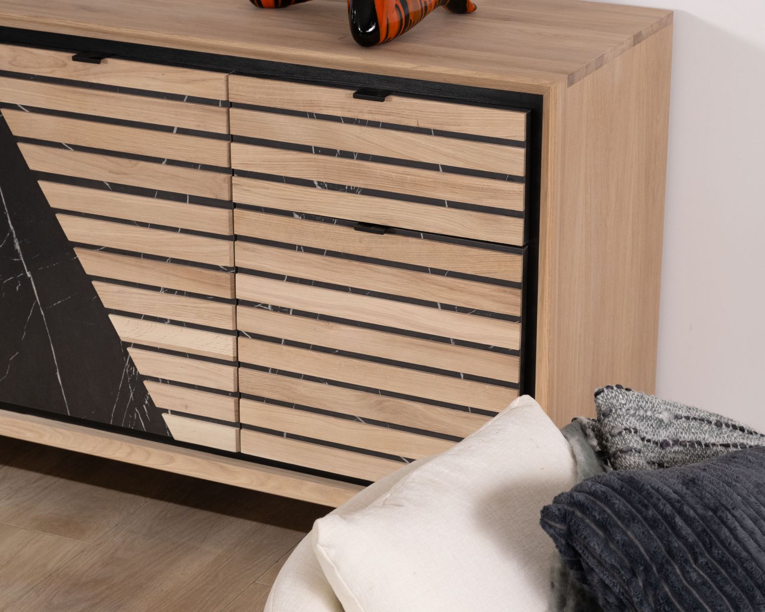 Credenza da 200 cm in rovere sbiancato e decoro "Storia" con effetto marmo