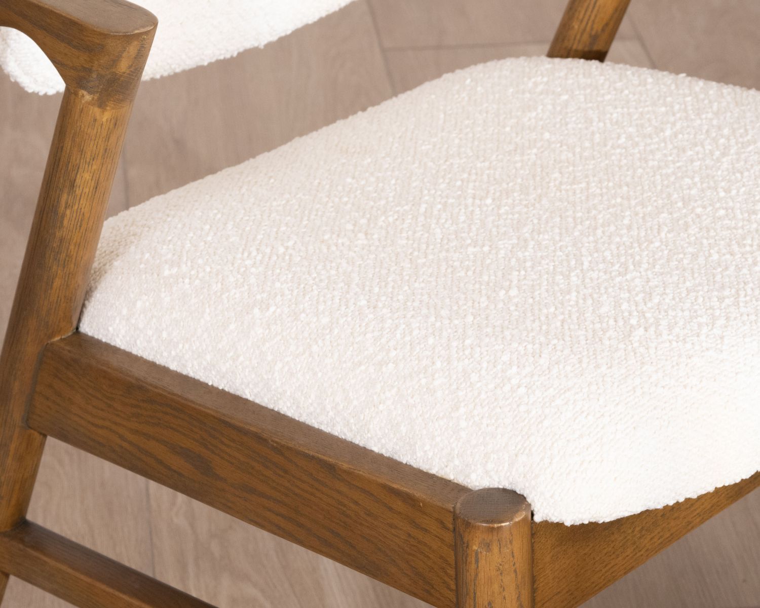 Sedia da pranzo design "Isadora" in frassino scuro e tessuto bouclette