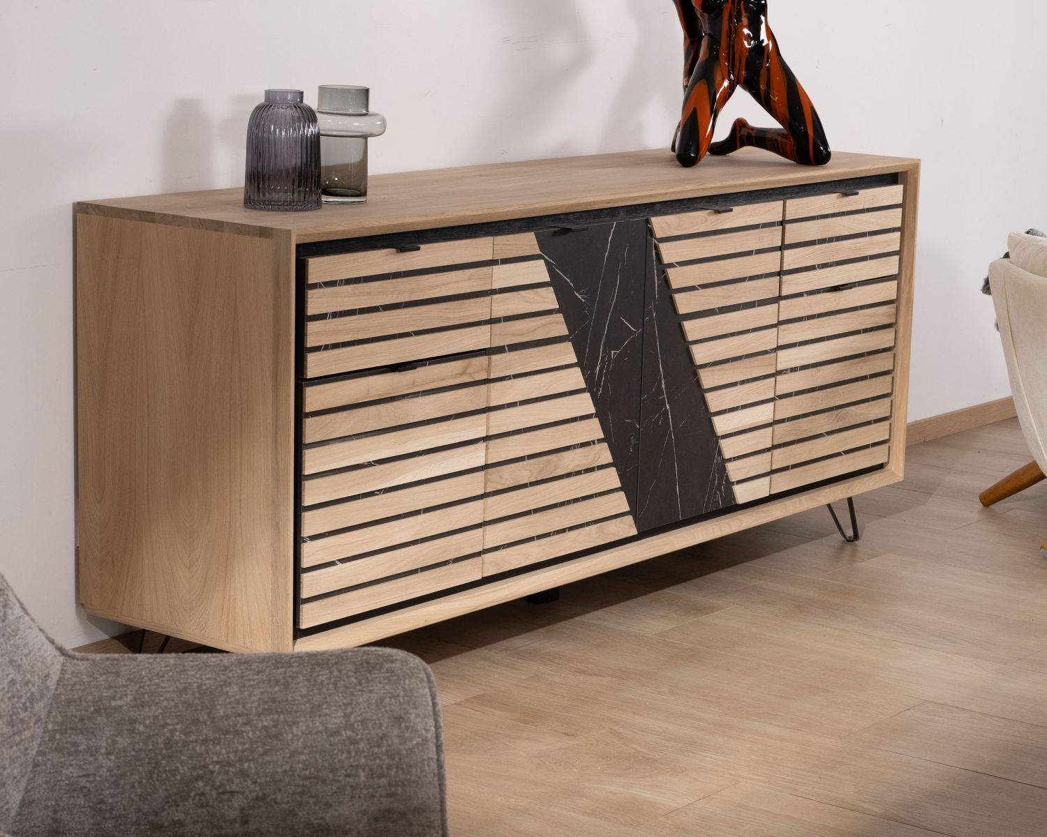 Credenza da 200 cm in rovere sbiancato e decoro "Storia" con effetto marmo