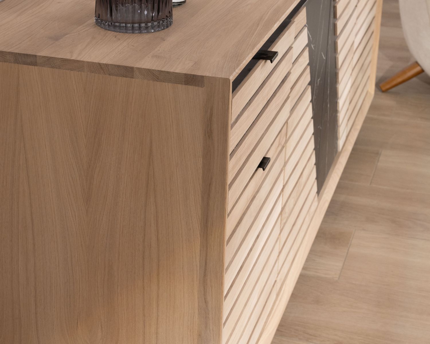 Credenza grafica a 3 ante "Storia" di 150 cm in rovere sbiancato e marmo