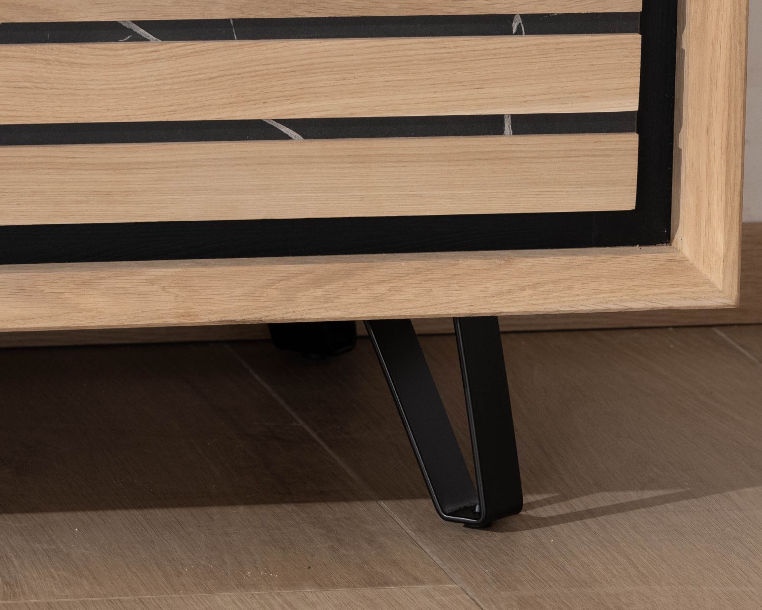 Credenza grafica a 3 ante "Storia" di 150 cm in rovere sbiancato e marmo