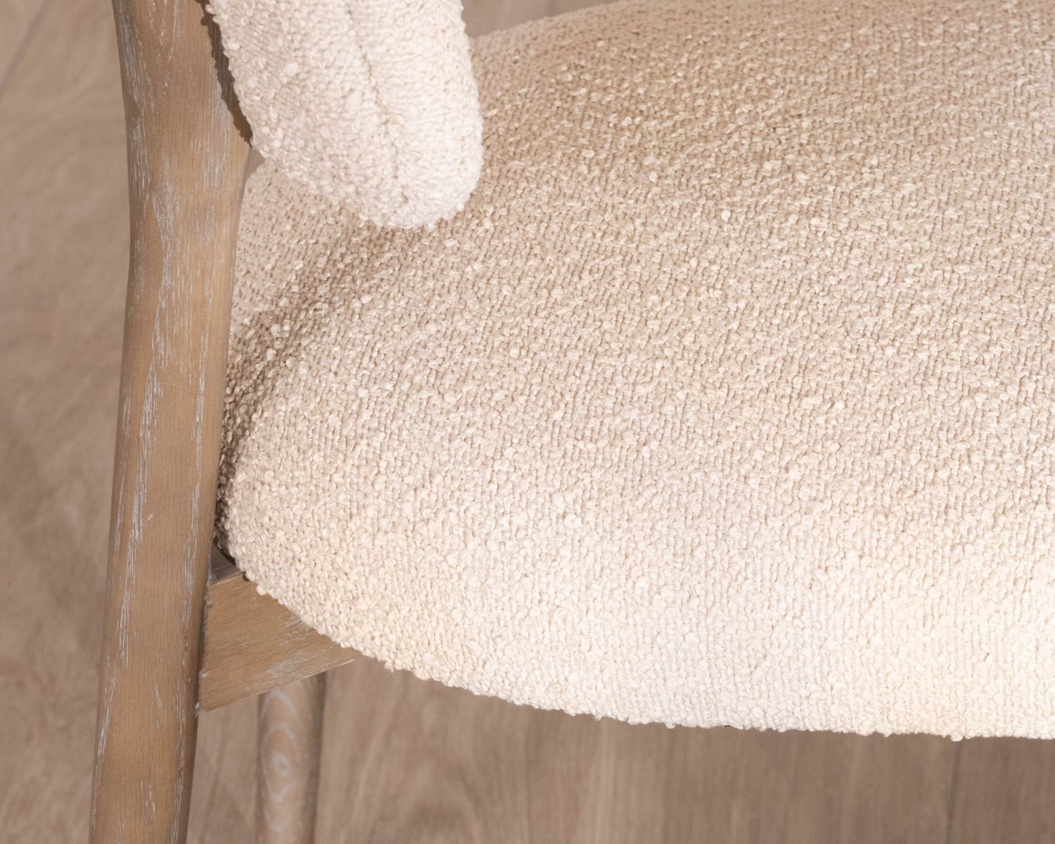 Set di 2 sedie scandinave "Isadora" in legno grigio e tessuto riccio beige