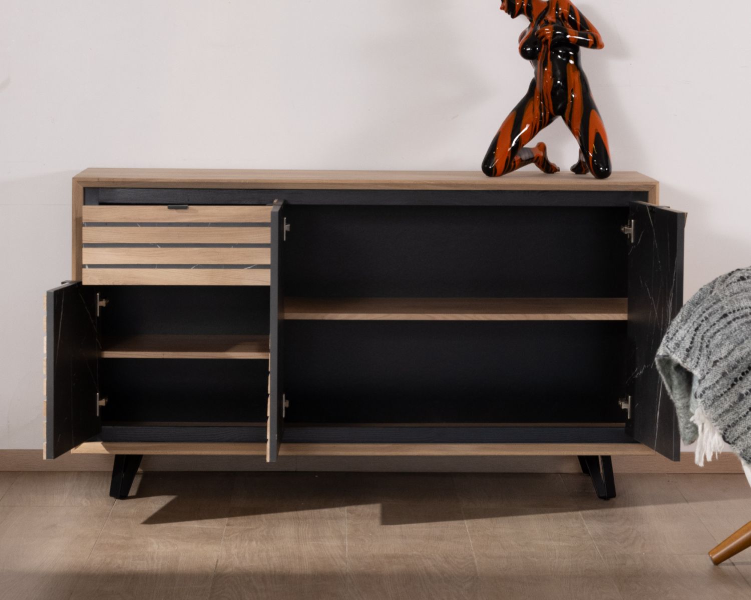 Credenza grafica a 3 ante "Storia" di 150 cm in rovere sbiancato e marmo