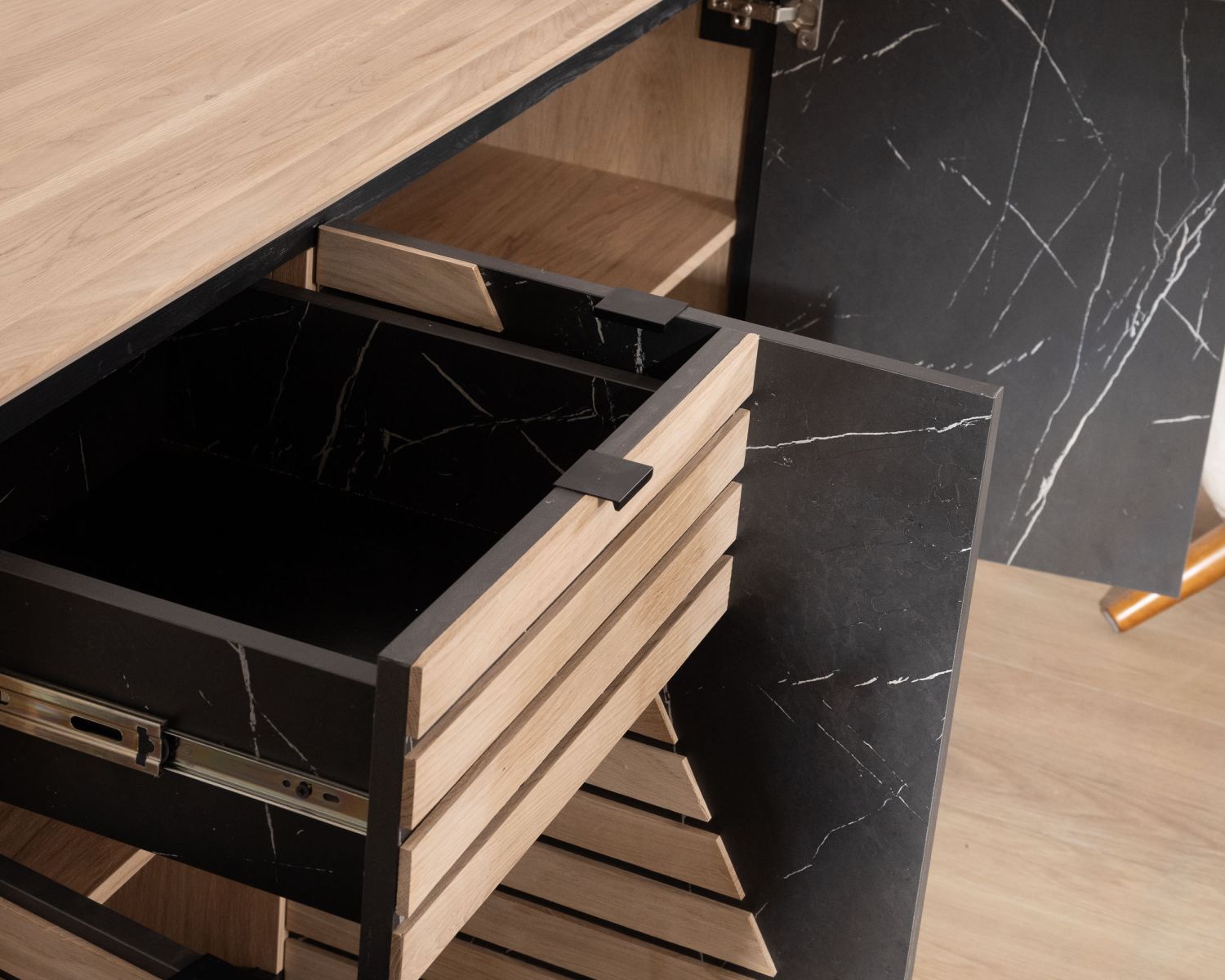 Credenza grafica a 3 ante "Storia" di 150 cm in rovere sbiancato e marmo