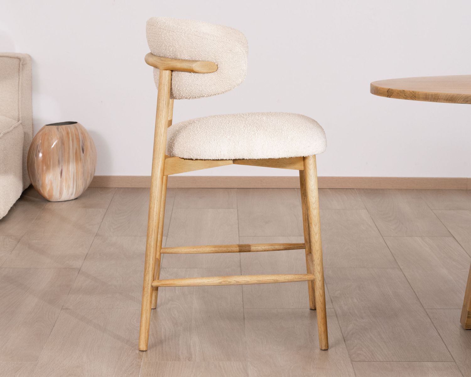 Seggiolone scandinavo "Isadora" in legno e tessuto bouclette