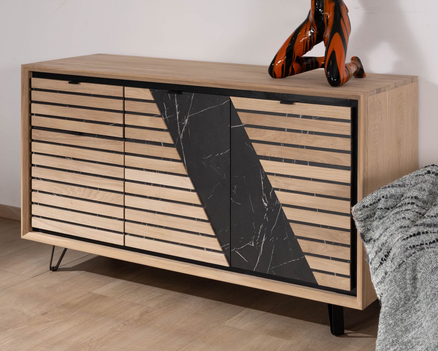 Credenza grafica a 3 ante "Storia" di 150 cm in rovere sbiancato e marmo