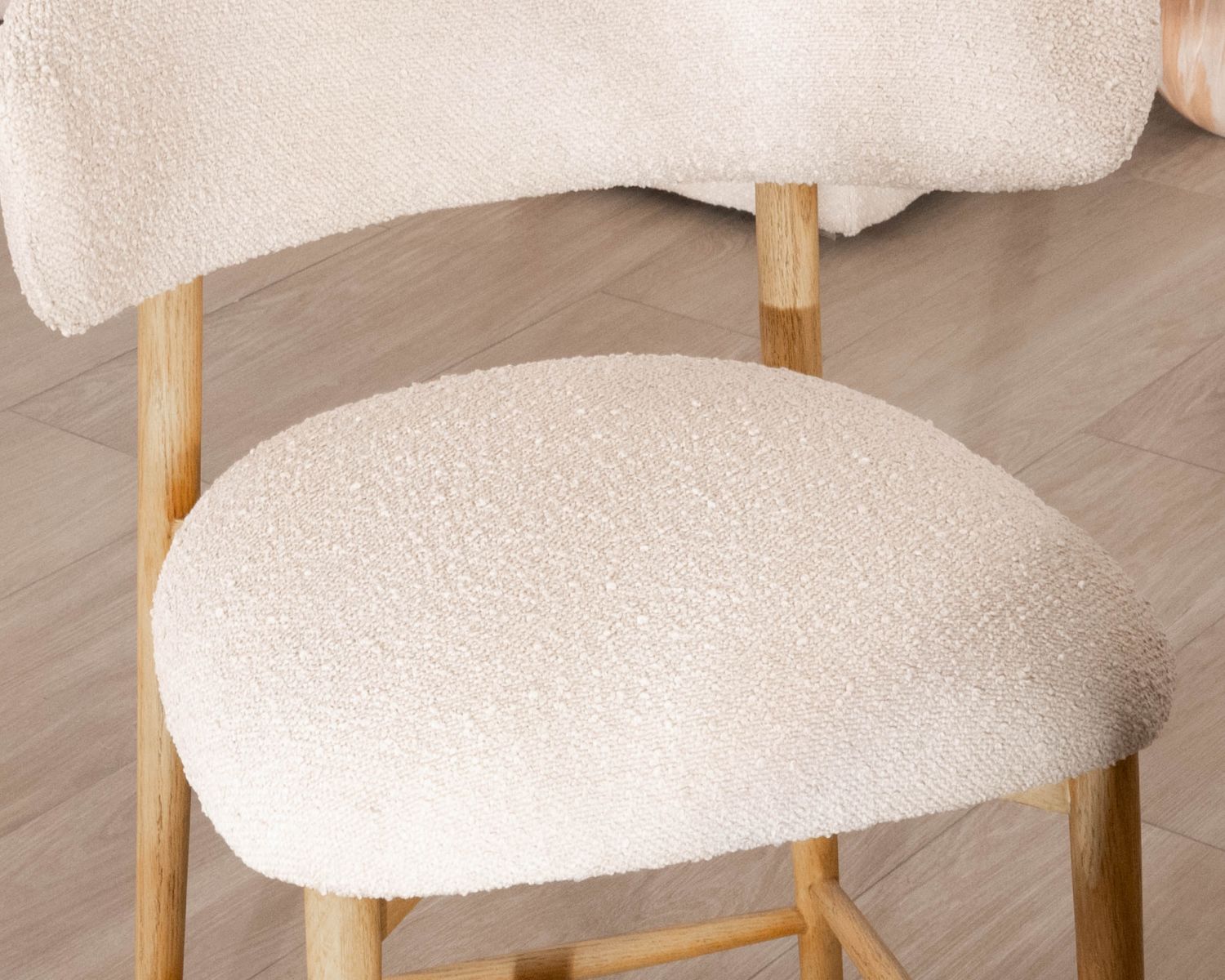 Seggiolone scandinavo "Isadora" in legno e tessuto bouclette