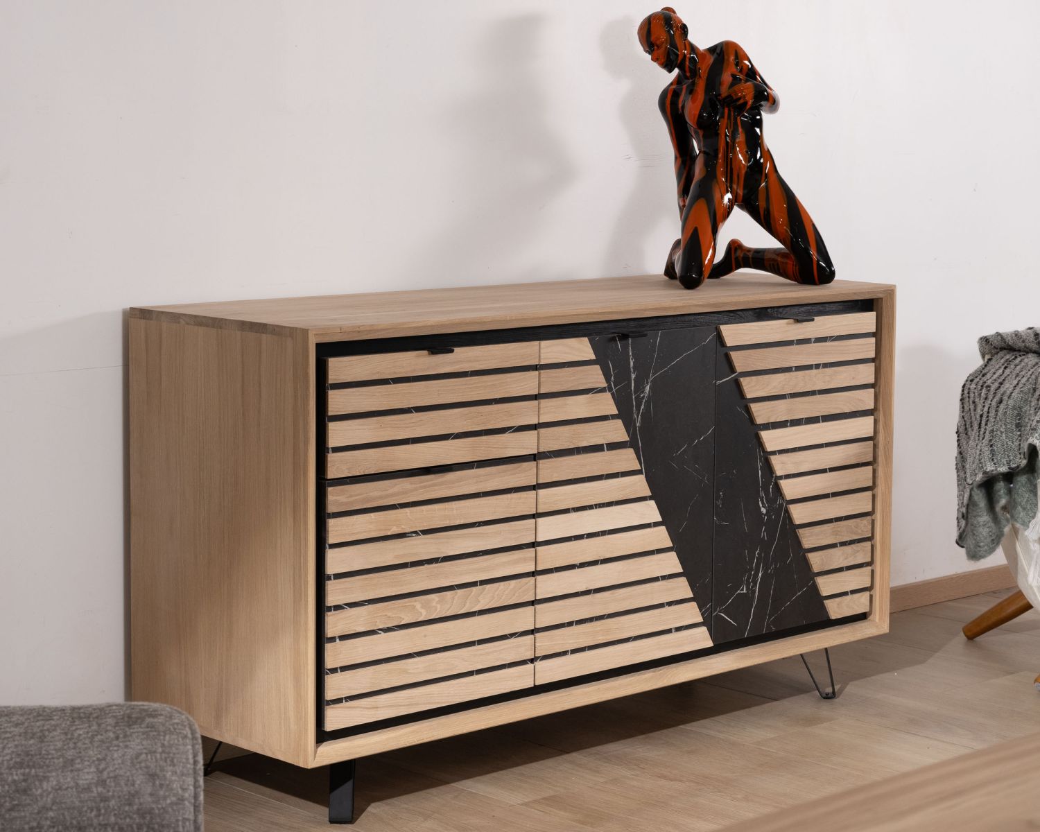 Credenza grafica a 3 ante "Storia" di 150 cm in rovere sbiancato e marmo