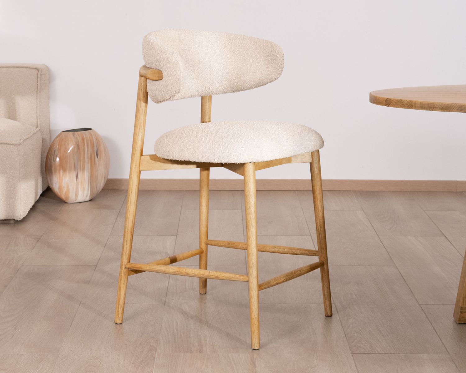 Seggiolone scandinavo "Isadora" in legno e tessuto bouclette