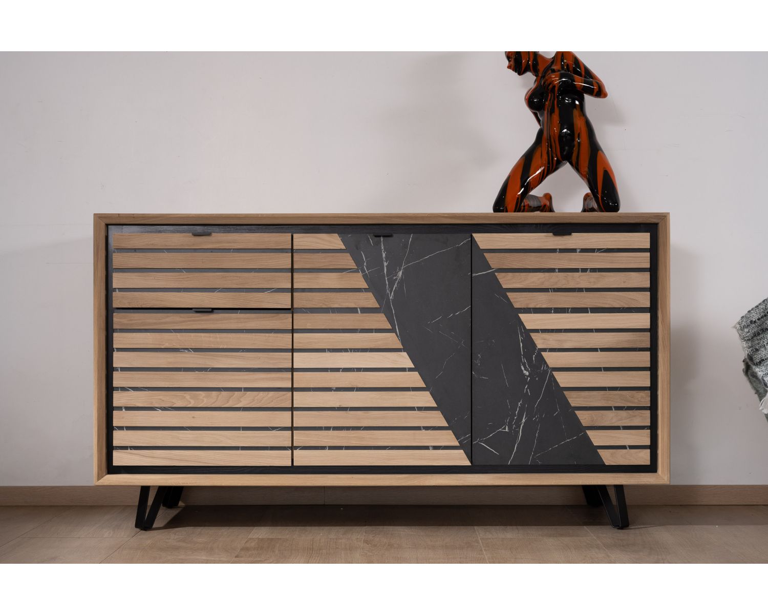 Credenza grafica a 3 ante "Storia" di 150 cm in rovere sbiancato e marmo