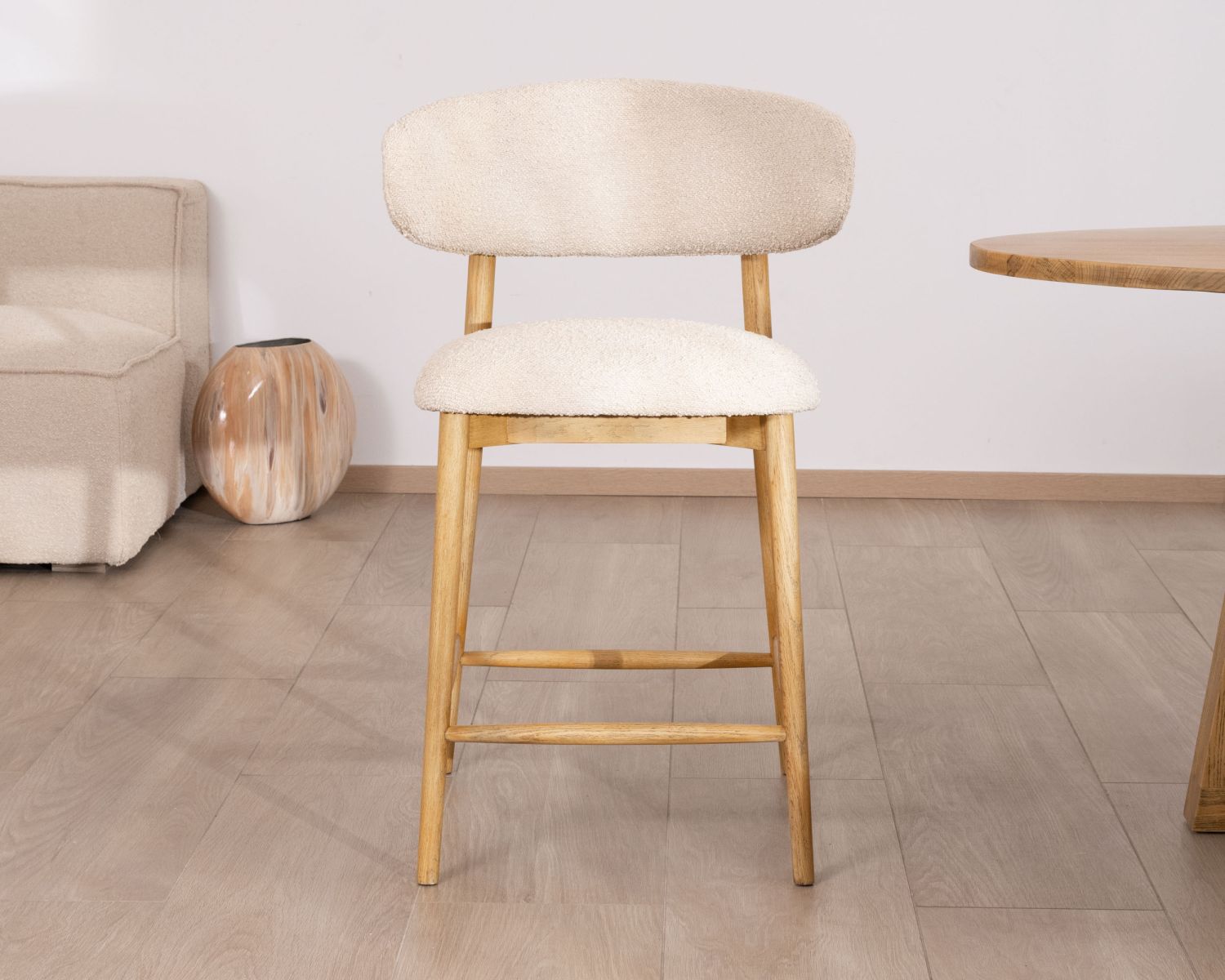 Seggiolone scandinavo "Isadora" in legno e tessuto bouclette