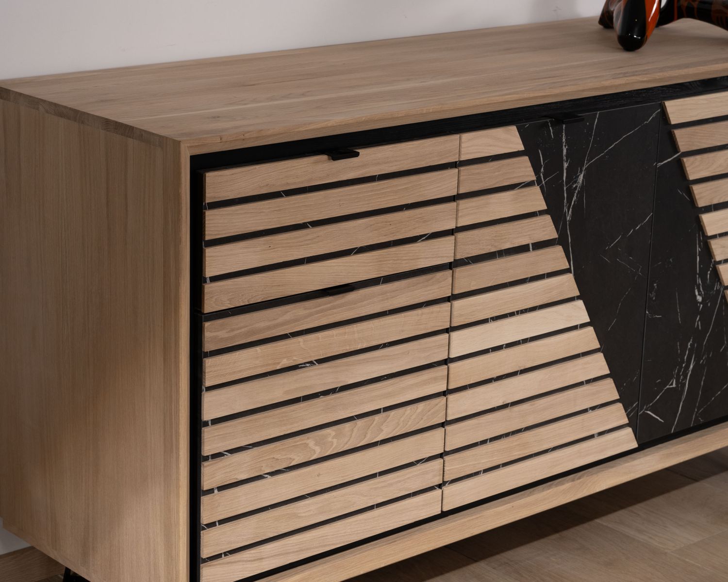 Credenza grafica a 3 ante "Storia" di 150 cm in rovere sbiancato e marmo