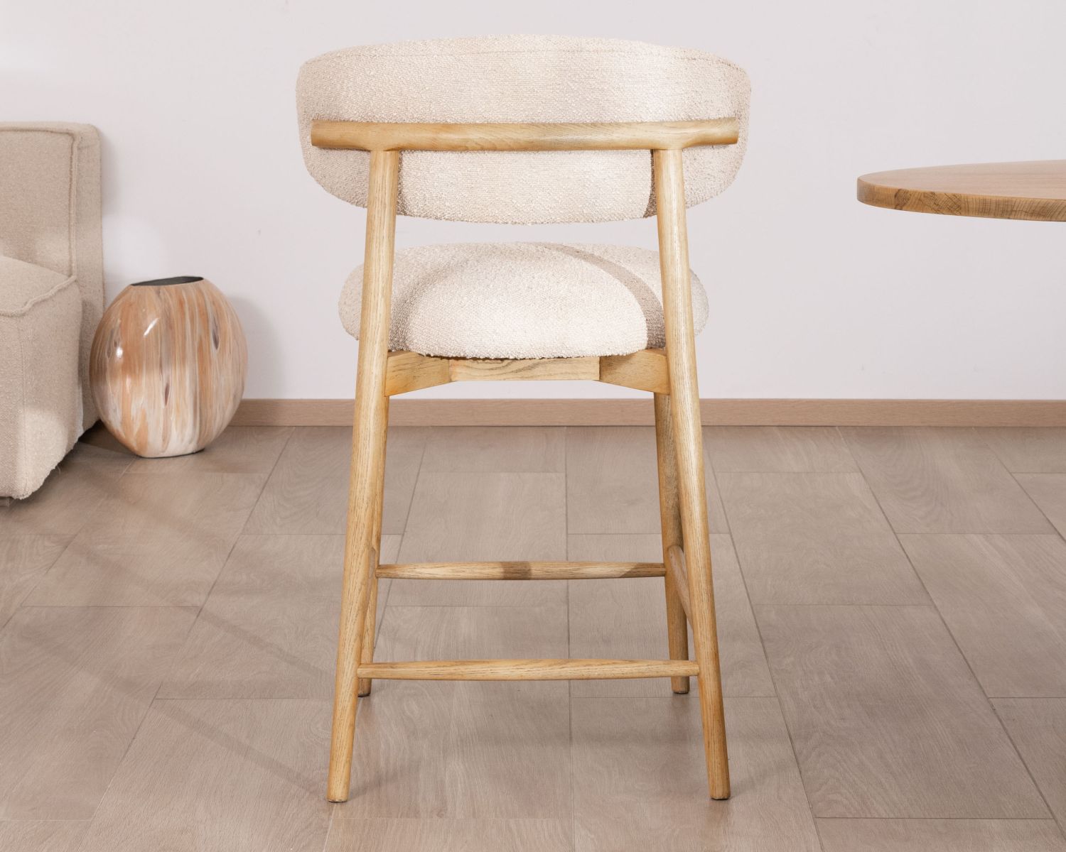 Seggiolone scandinavo "Isadora" in legno e tessuto bouclette