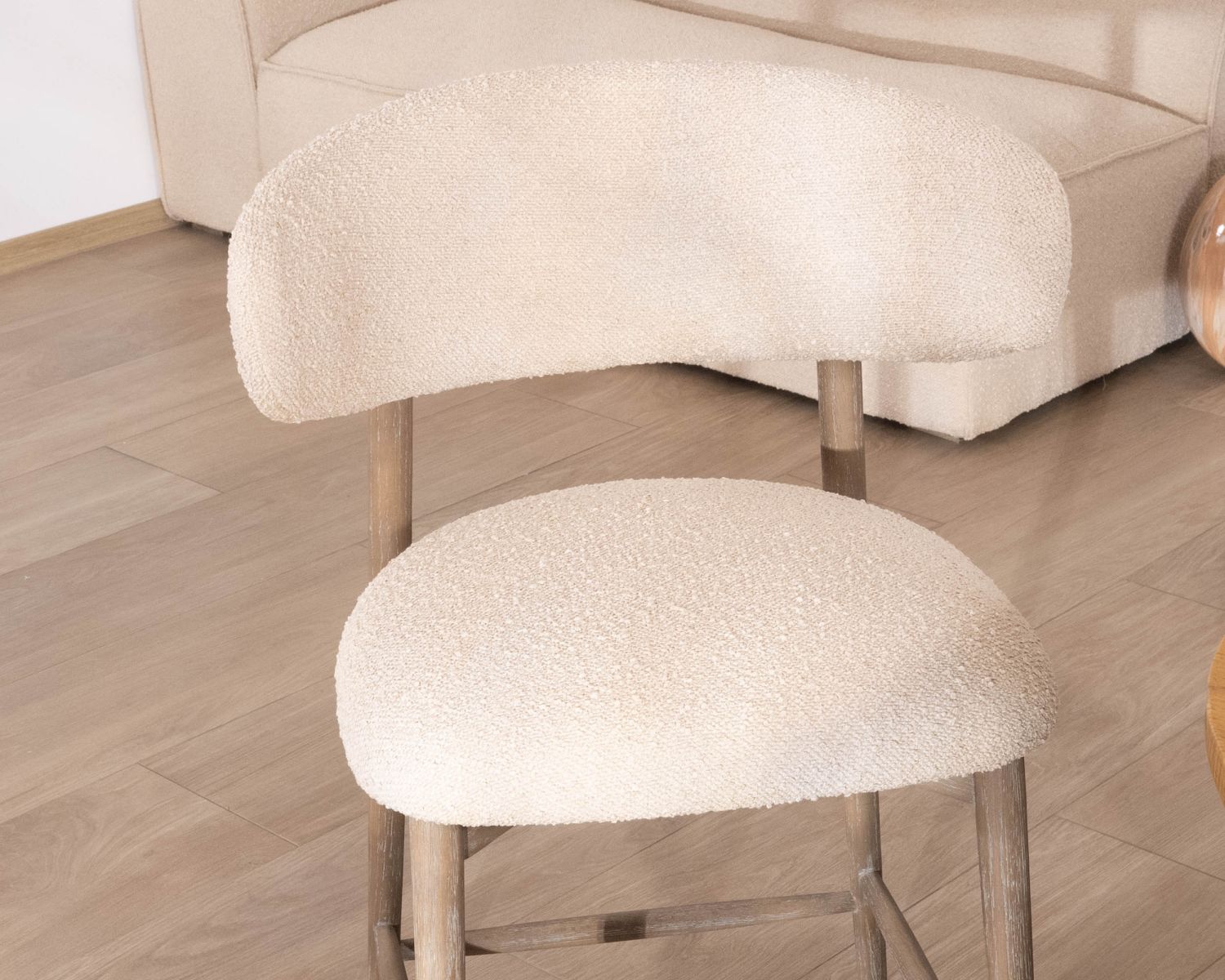 Seggiolone "Isadora" in frassino grigio e tessuto beige, stile scandinavo
