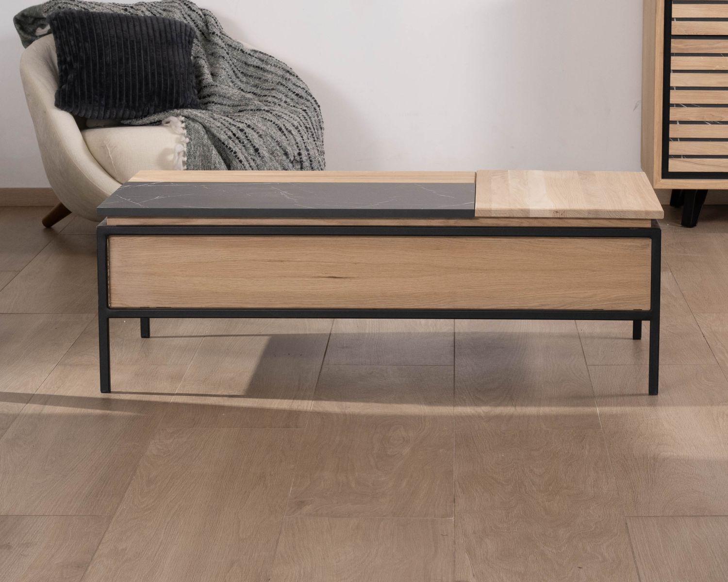 Tavolino con piano multimodulare in rovere sbiancato e decoro di design effetto marmo "Storia"